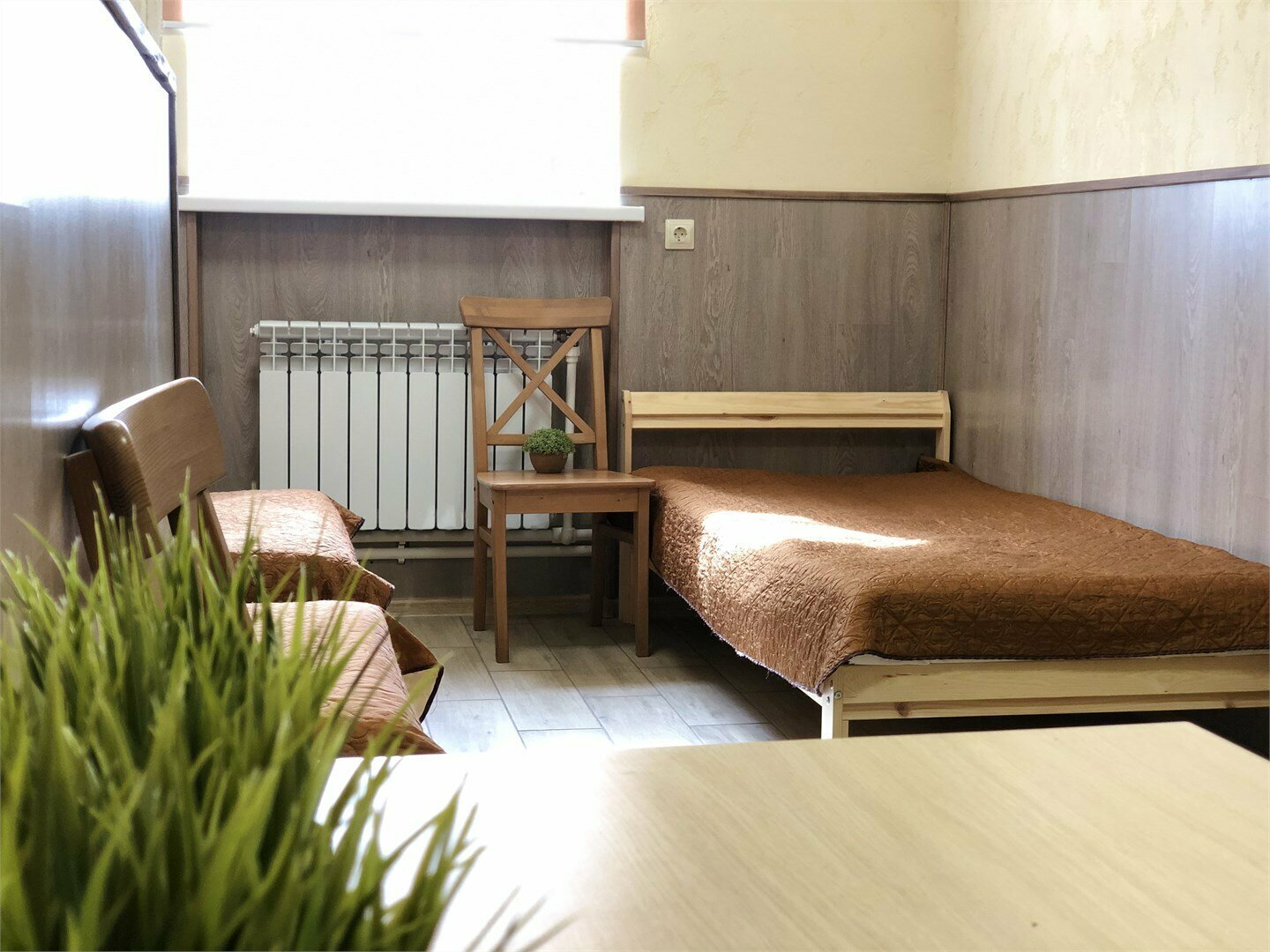 Односпальная кровать в общем номере с 4 кроватями