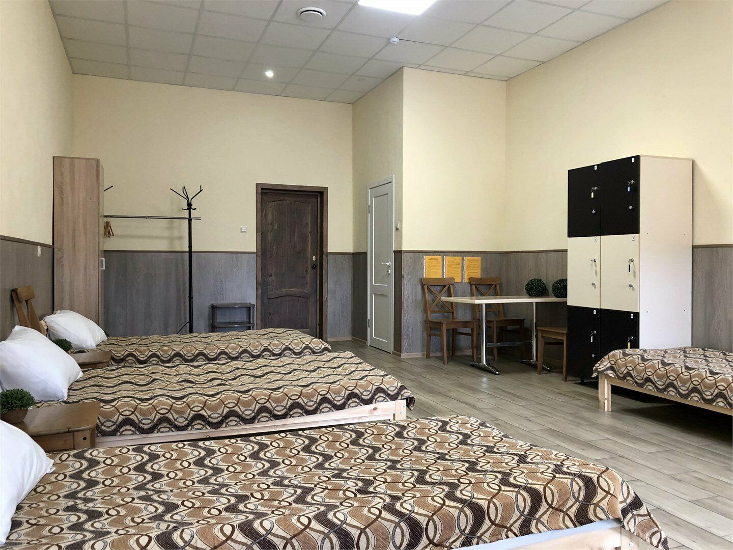 Односпальная кровать в общем номере с 6 кроватями