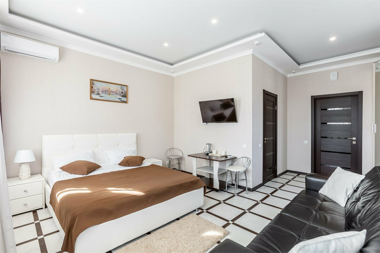 Большой двухместный номер с диваном