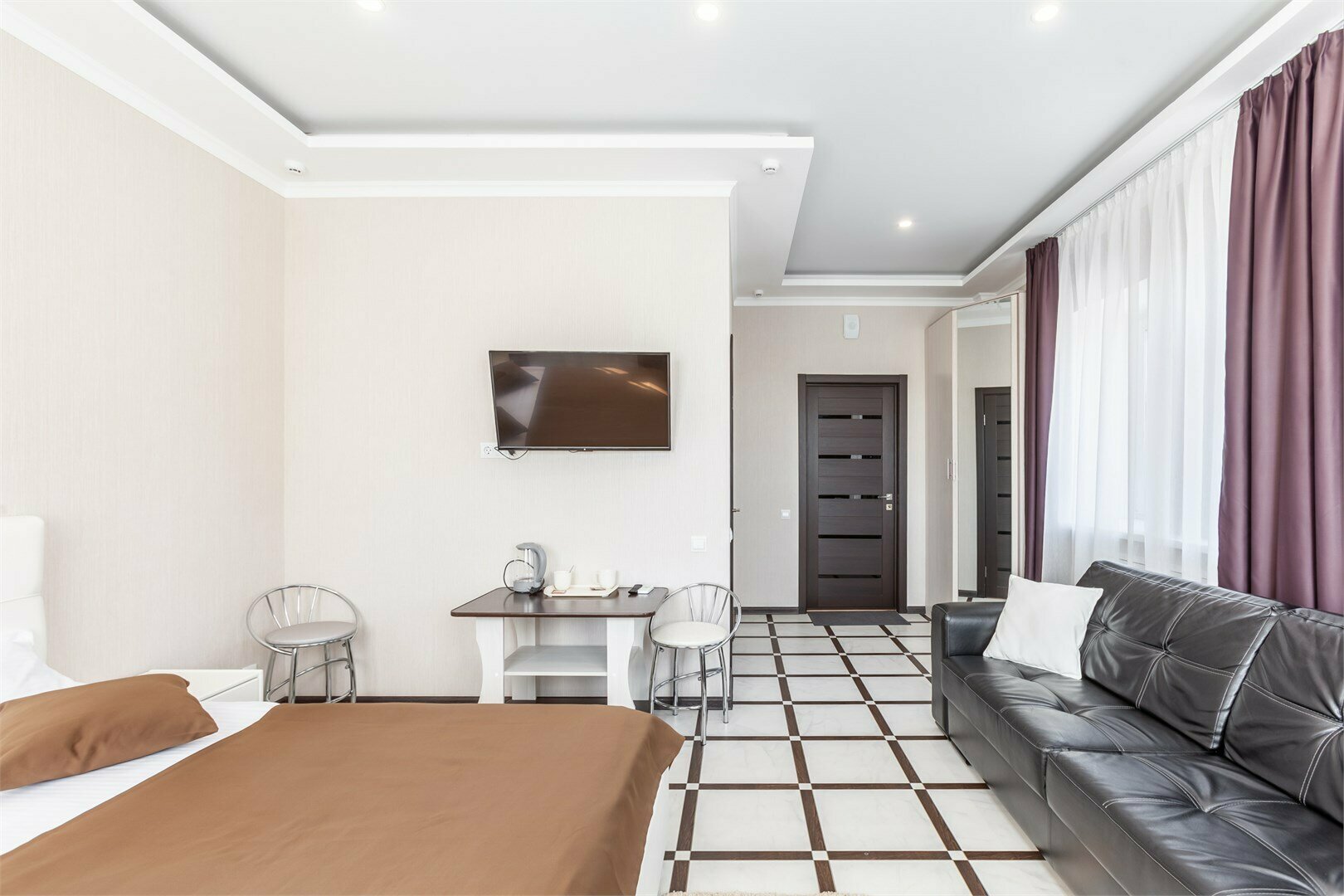 Большой двухместный номер с диваном