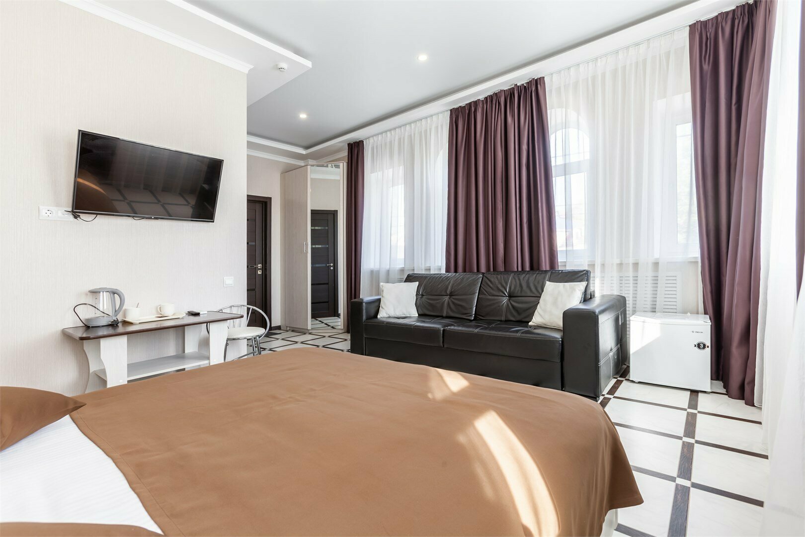 Большой двухместный номер с диваном