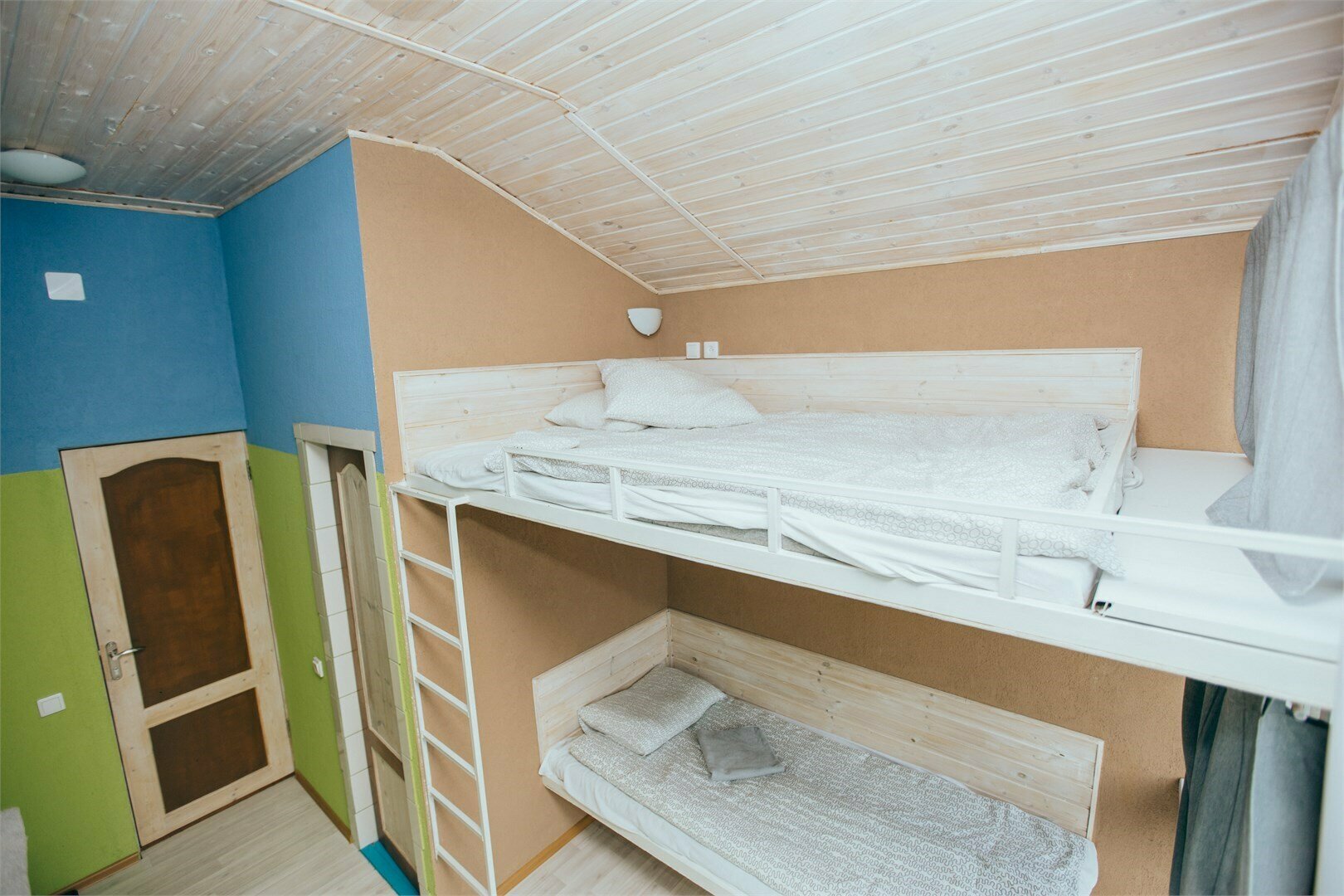 Номер с двуспальной и односпальной кроватями