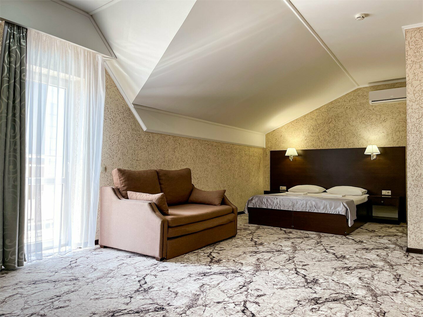 Семейный номер Мансарда 4 этаж (база 3 чел.)