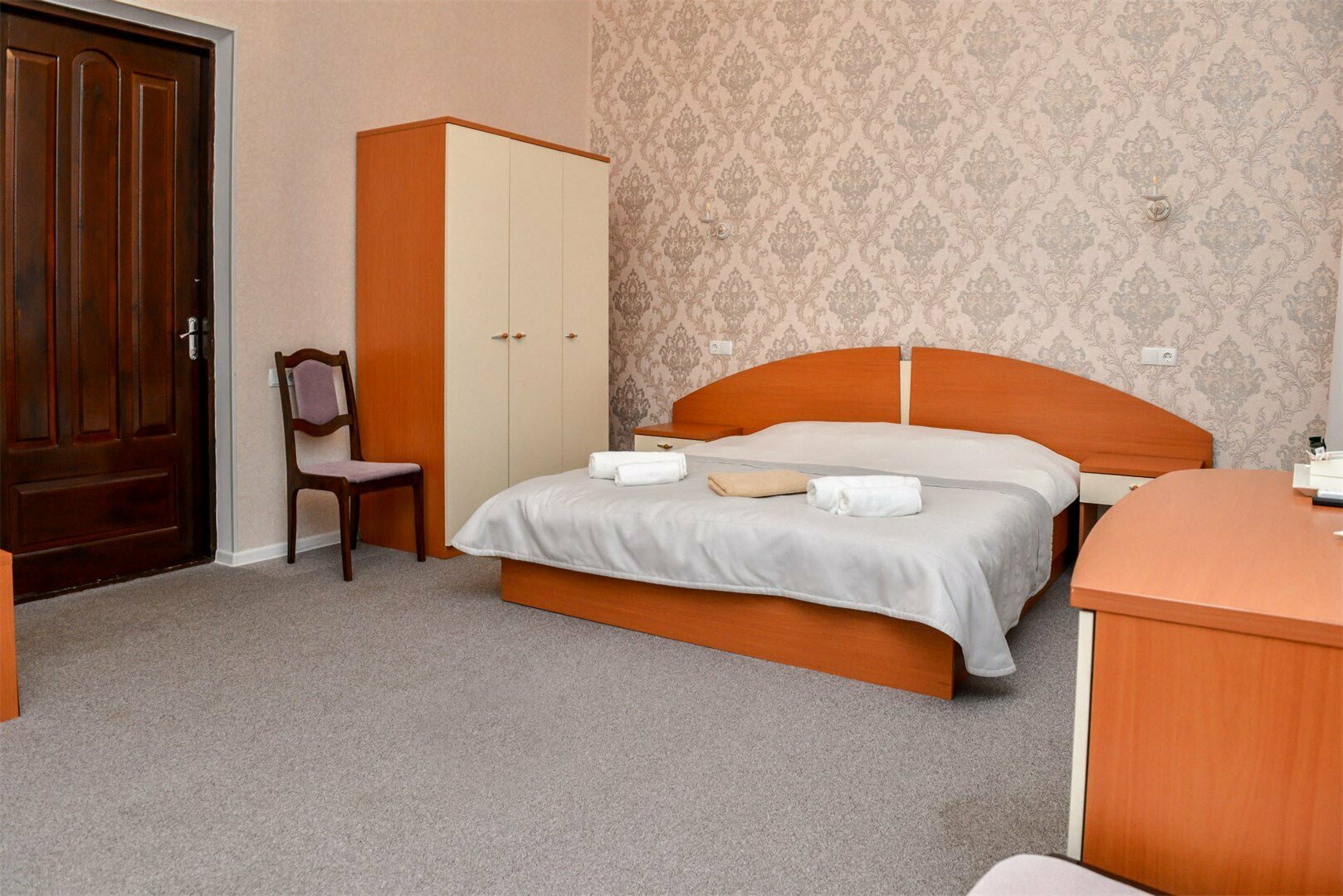 Двухместный номер с двуспальной кроватью и дополнительной кроватью