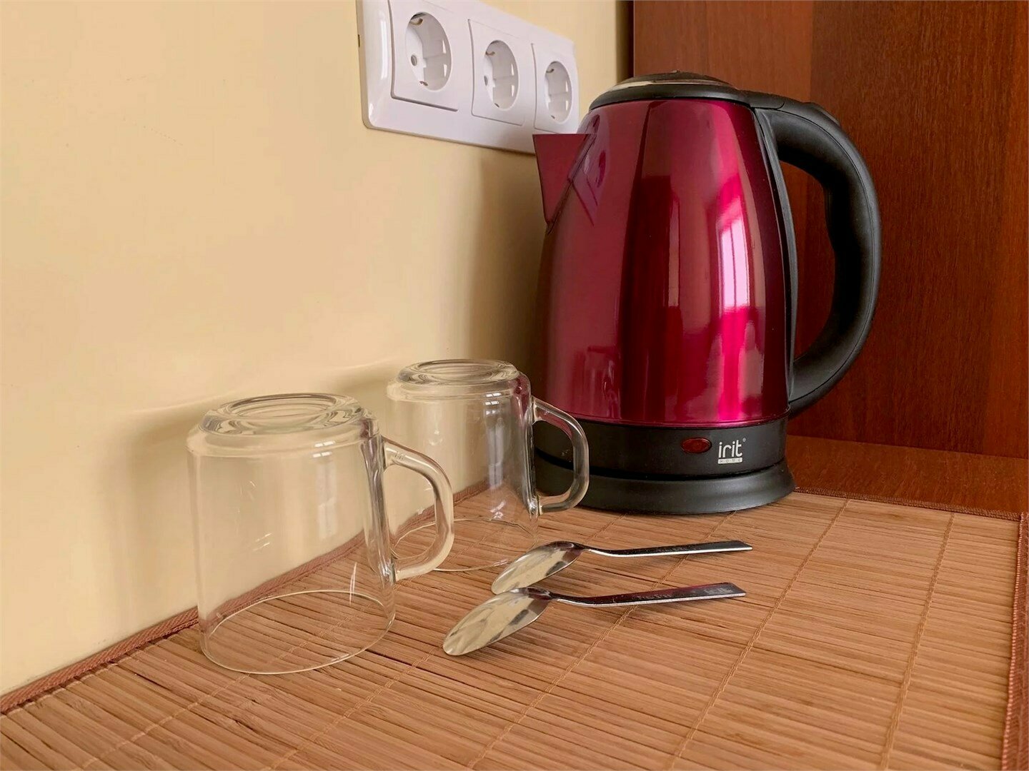 Двухместный номер с 2 отдельными кроватями и общей ванной комнатой