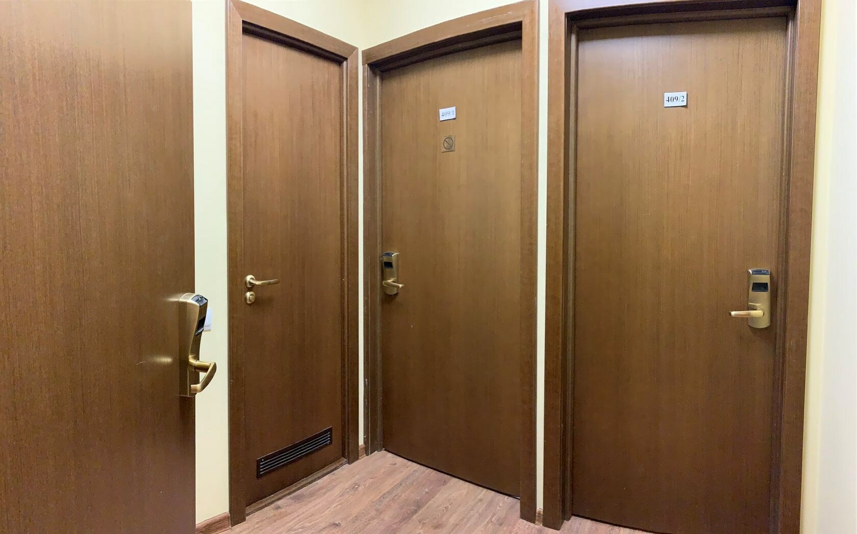 Двухместный номер с 2 отдельными кроватями и общей ванной комнатой