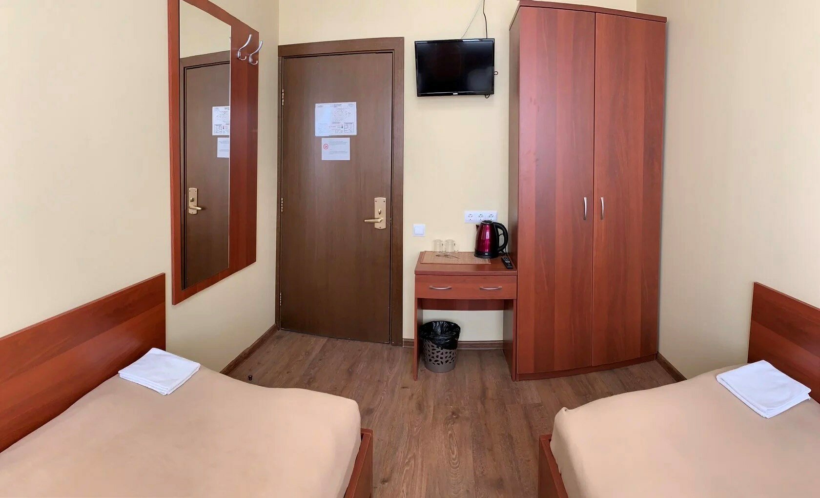 Двухместный номер с 2 отдельными кроватями и общей ванной комнатой