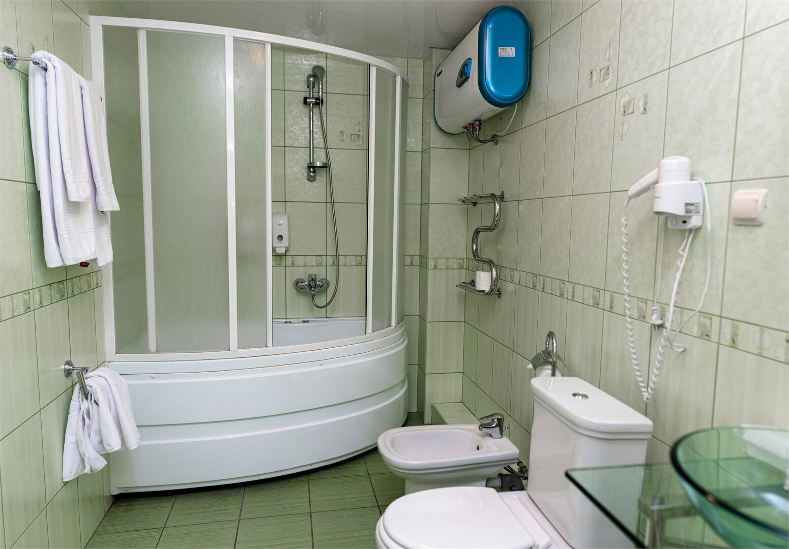 Бизнес двухкомнатный с большой кроватью и диваном