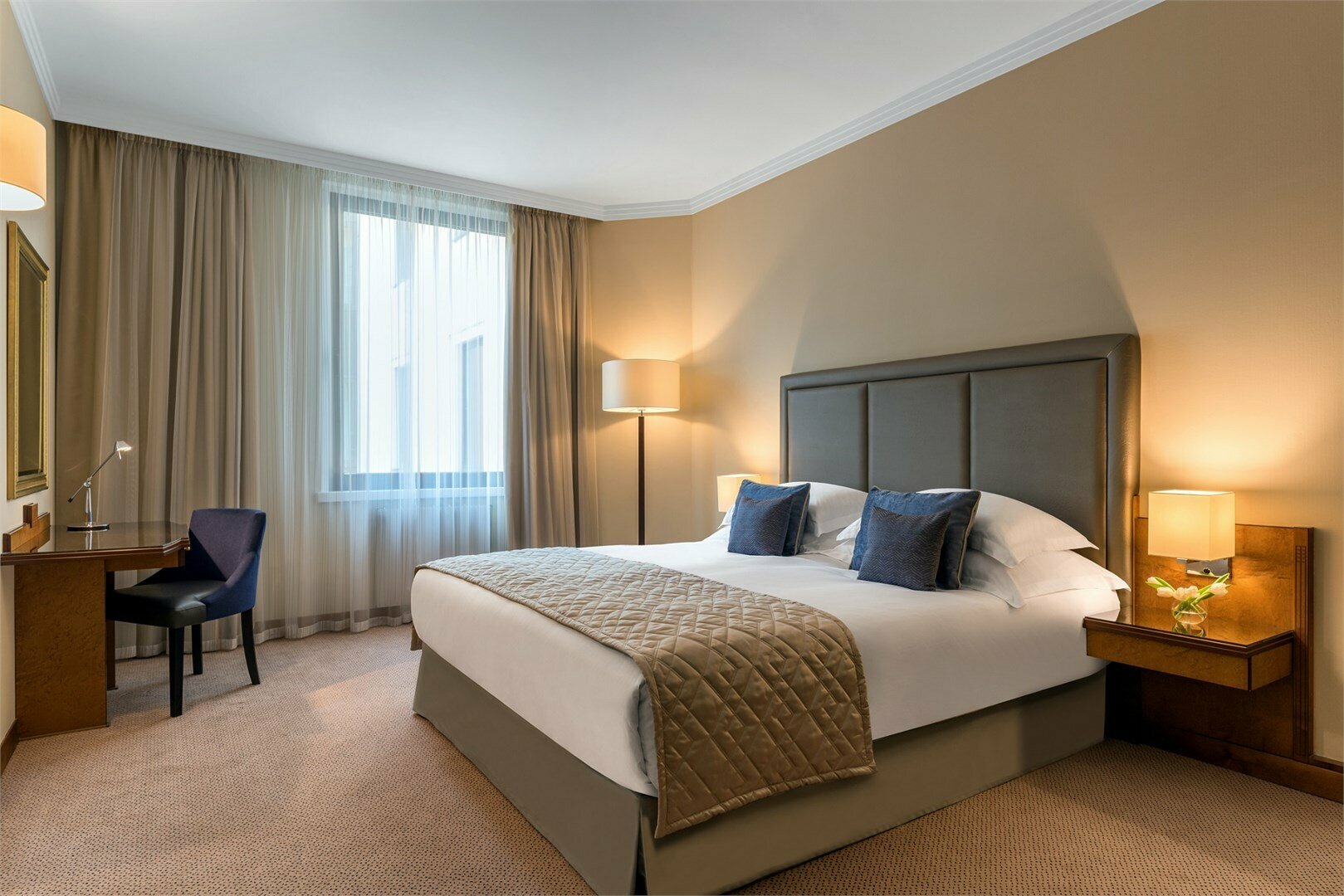 Люкс с видом во внутренний дворик