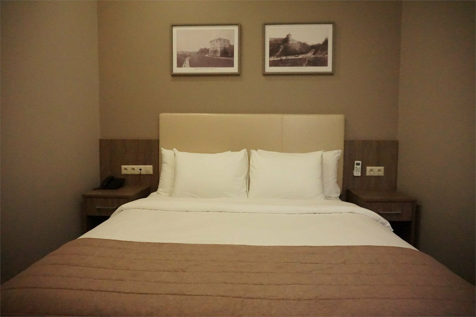 Стандарт с узким окном (двуспальная кровать)