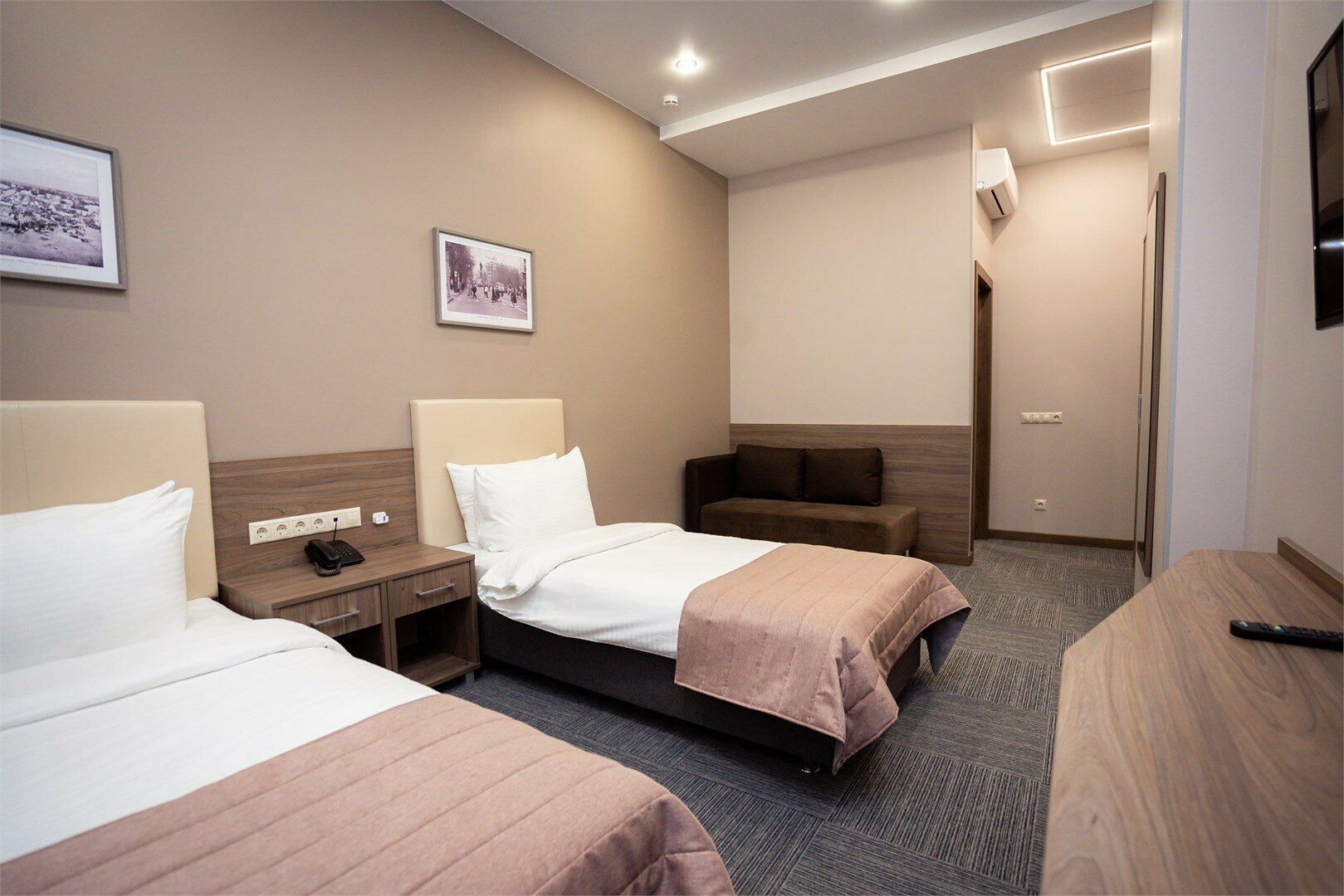 Стандарт (2 односпальных кровати и диван) вид в атриум