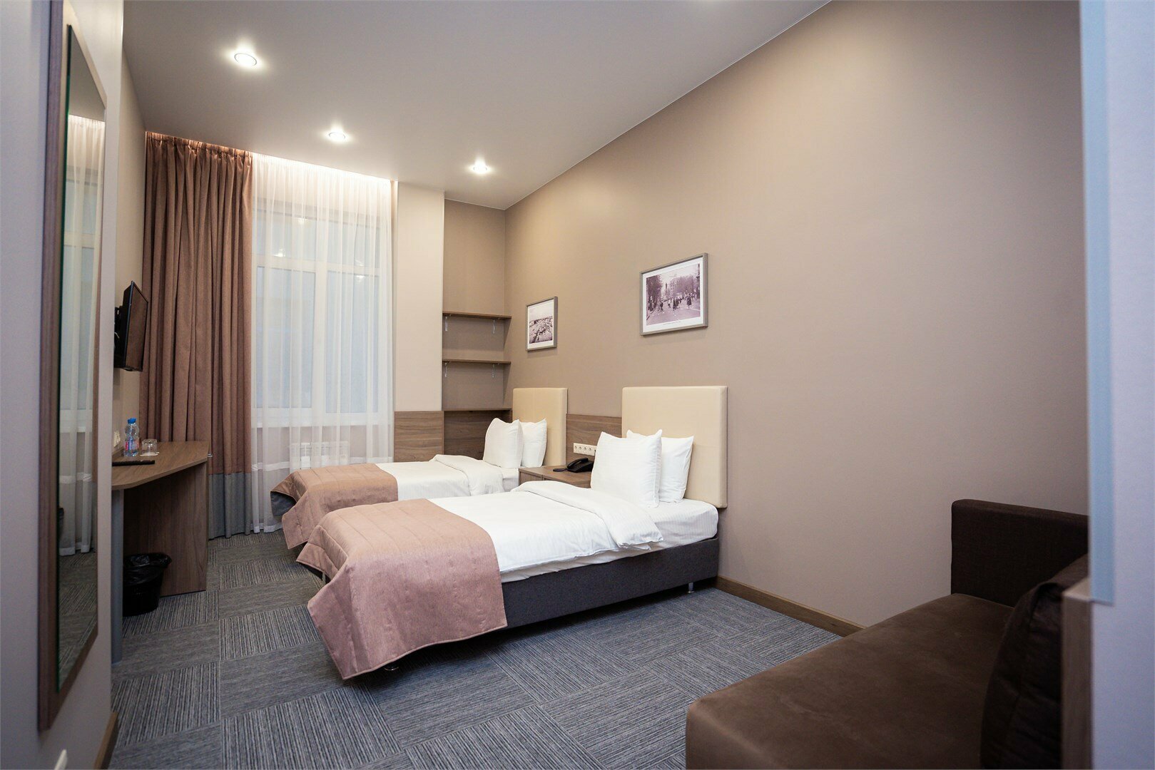 Стандарт (2 односпальных кровати и диван) вид в атриум