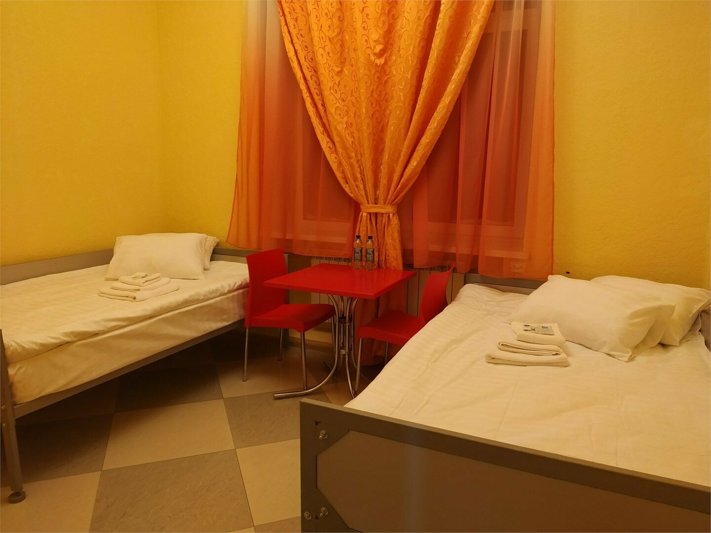 Небольшой двухместный номер с 2 отдельными кроватями