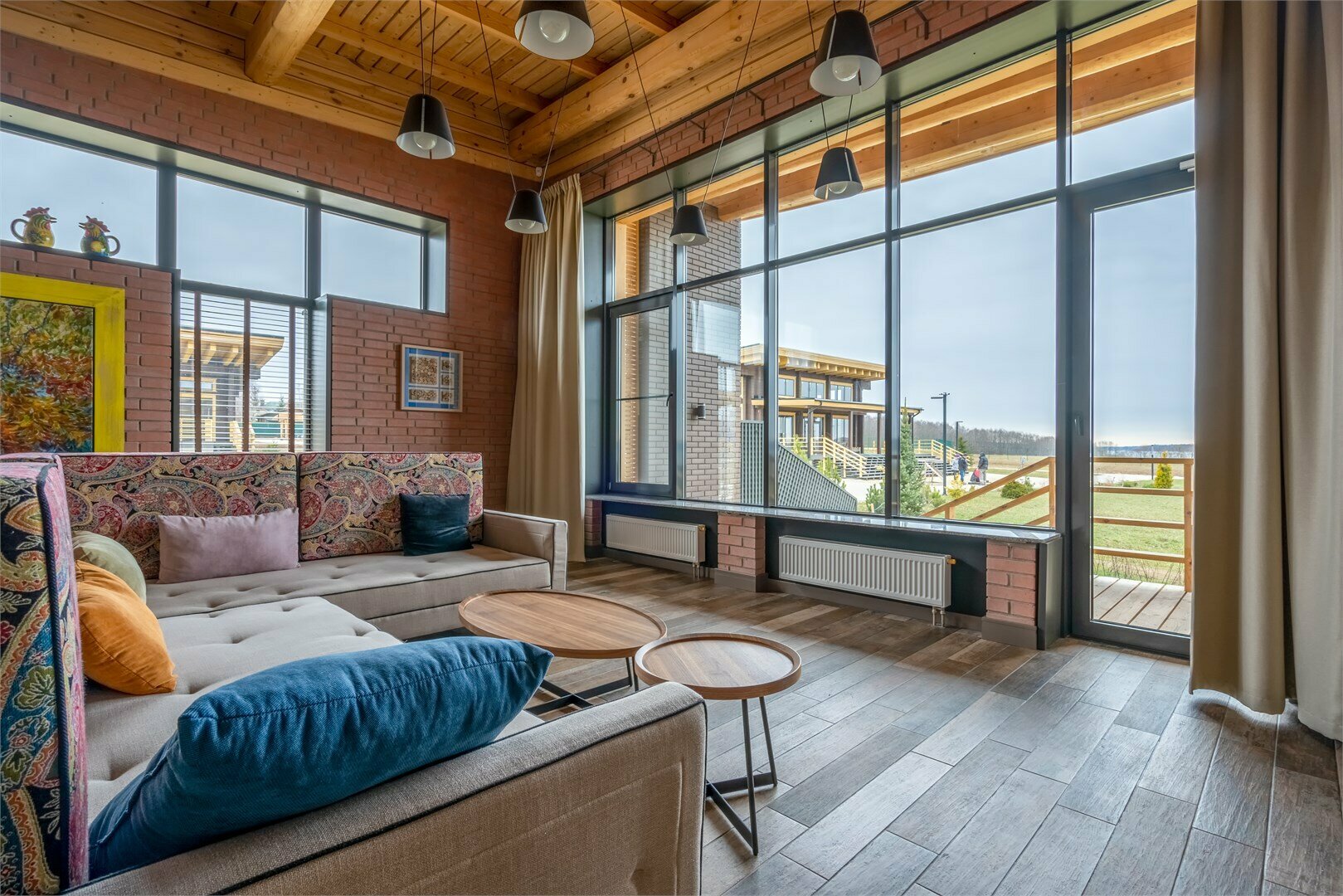 Таунхаус с одной большой кроватью