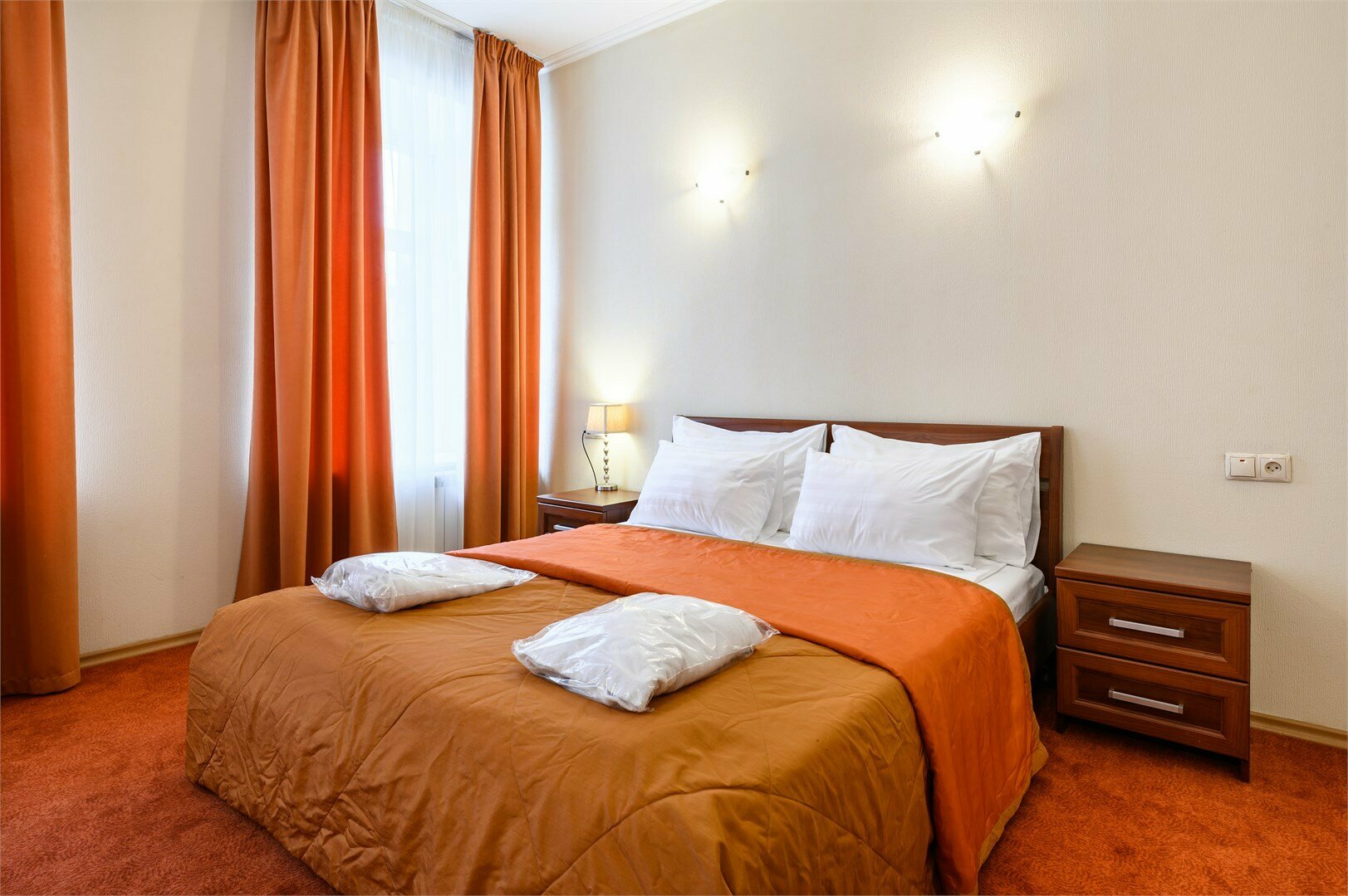 Улучшенная двухместная комната с 1 кроватью и креслом-кроватью