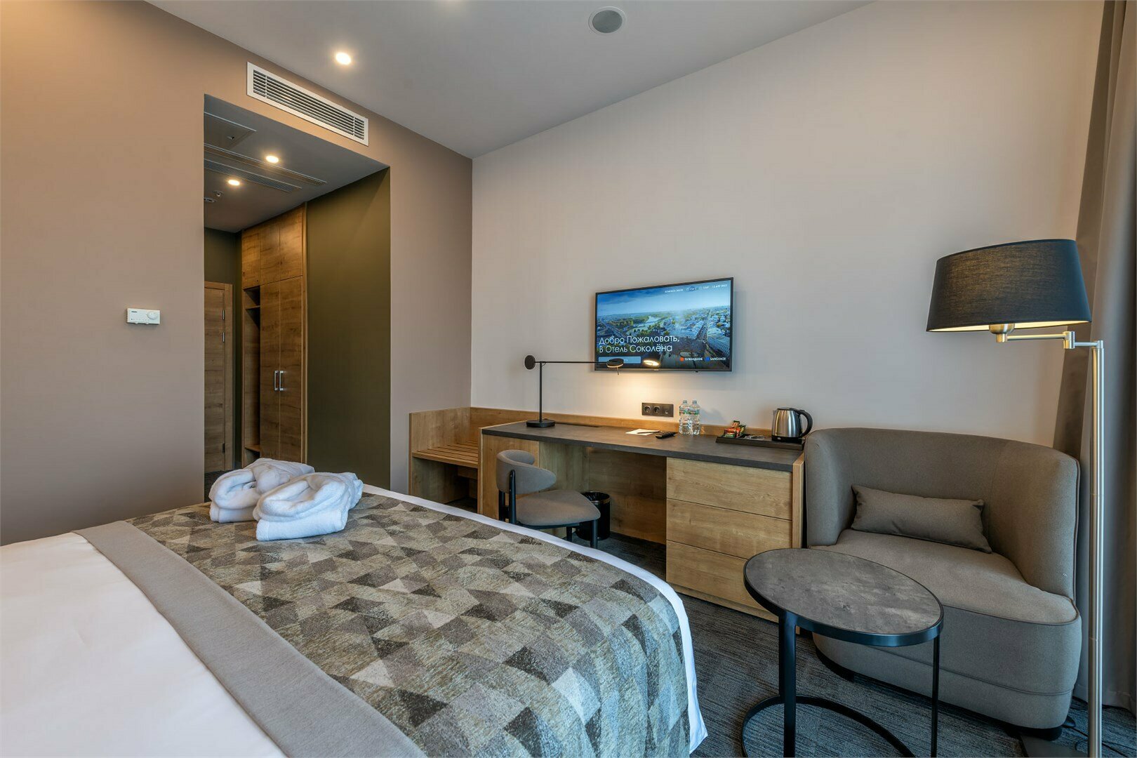 Стандартный номер с одной двуспальной кроватью