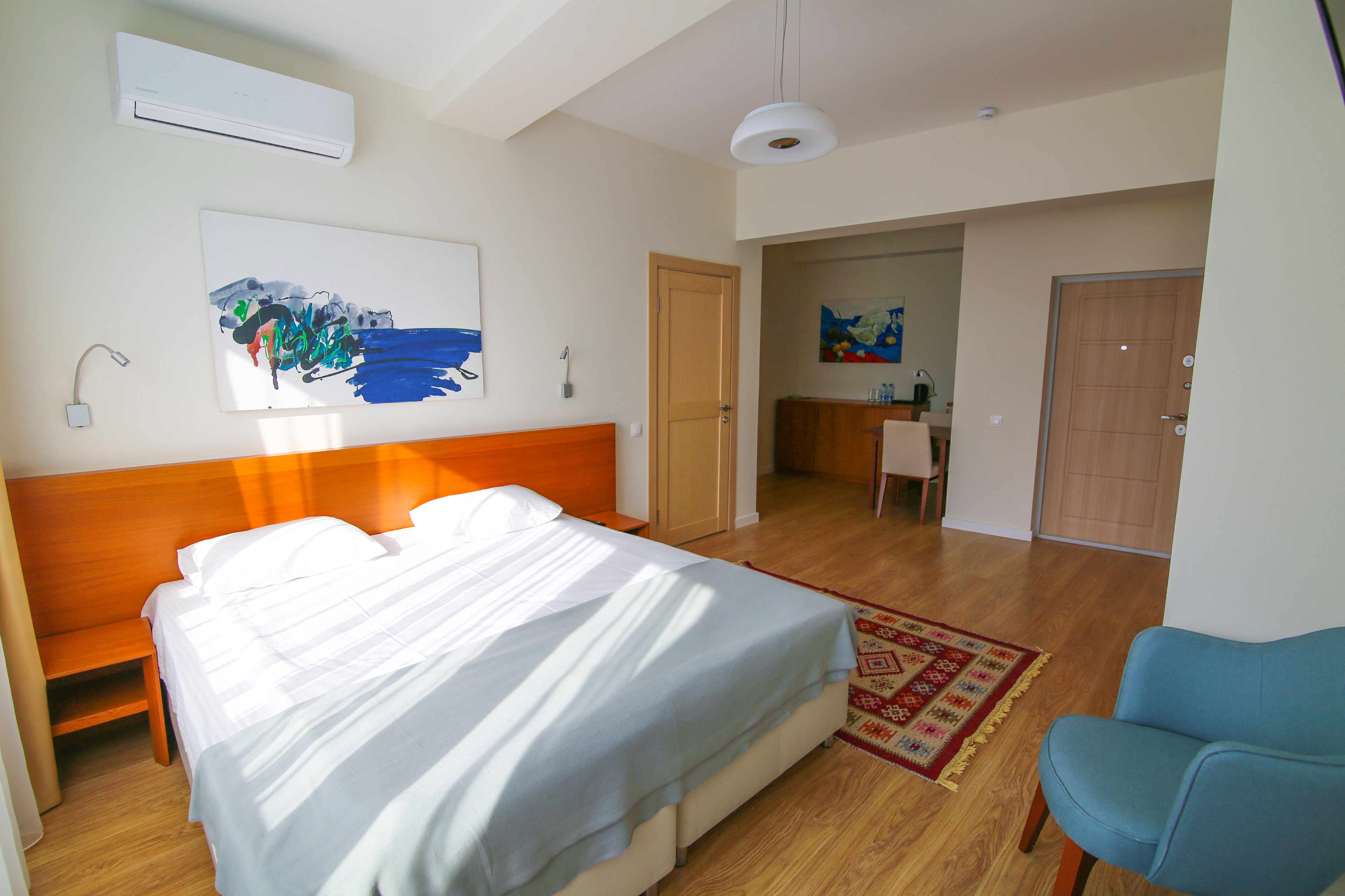 Трехместный номер с видом на горы