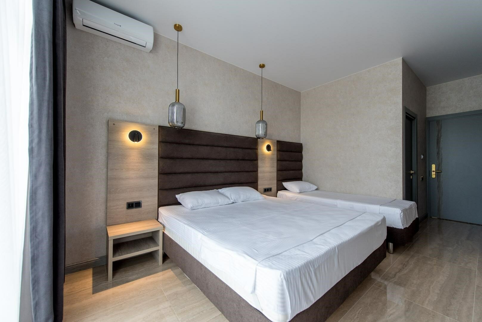 Трехместный стандарт с видом на бассейн