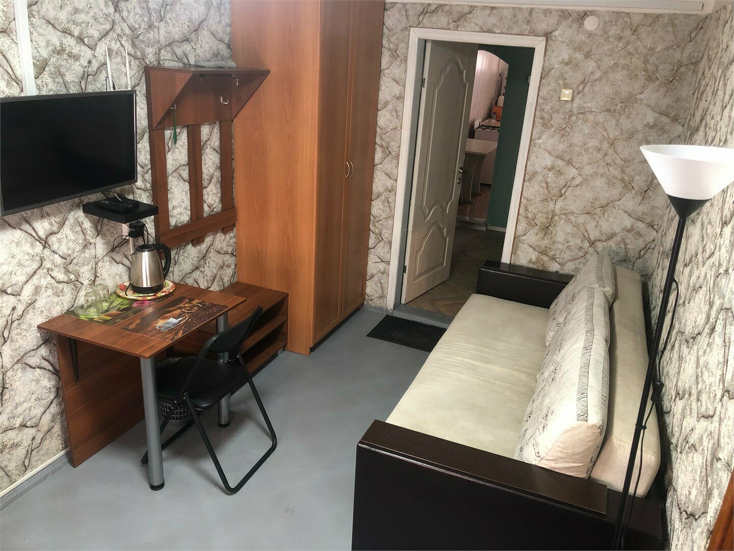 Номер стандарт с 1 односпальной кроватью и диван-кроватью. Общая ванная комната