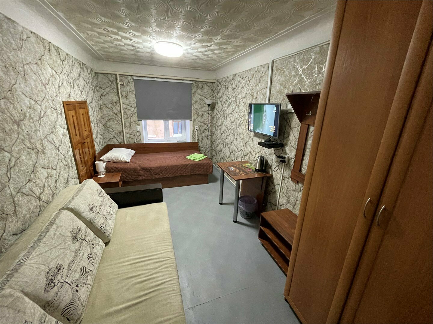 Номер стандарт с 1 односпальной кроватью и диван-кроватью. Общая ванная комната