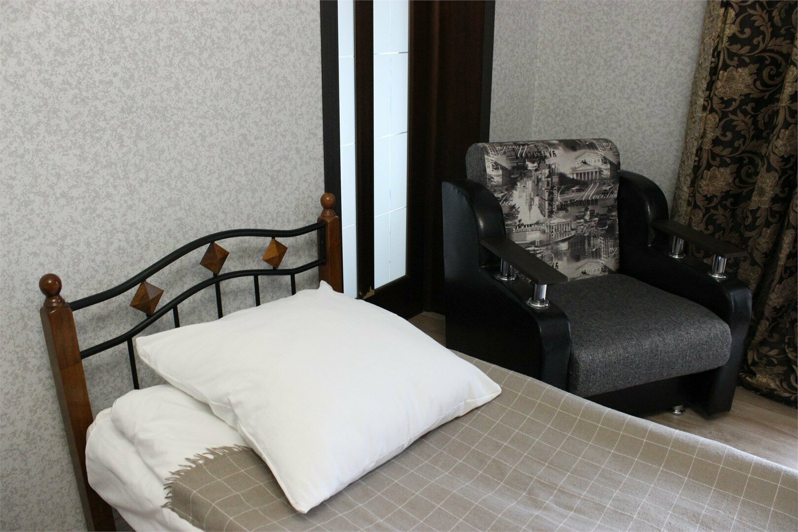 Трехместный номер эконом-класса с общей ванной комнатой