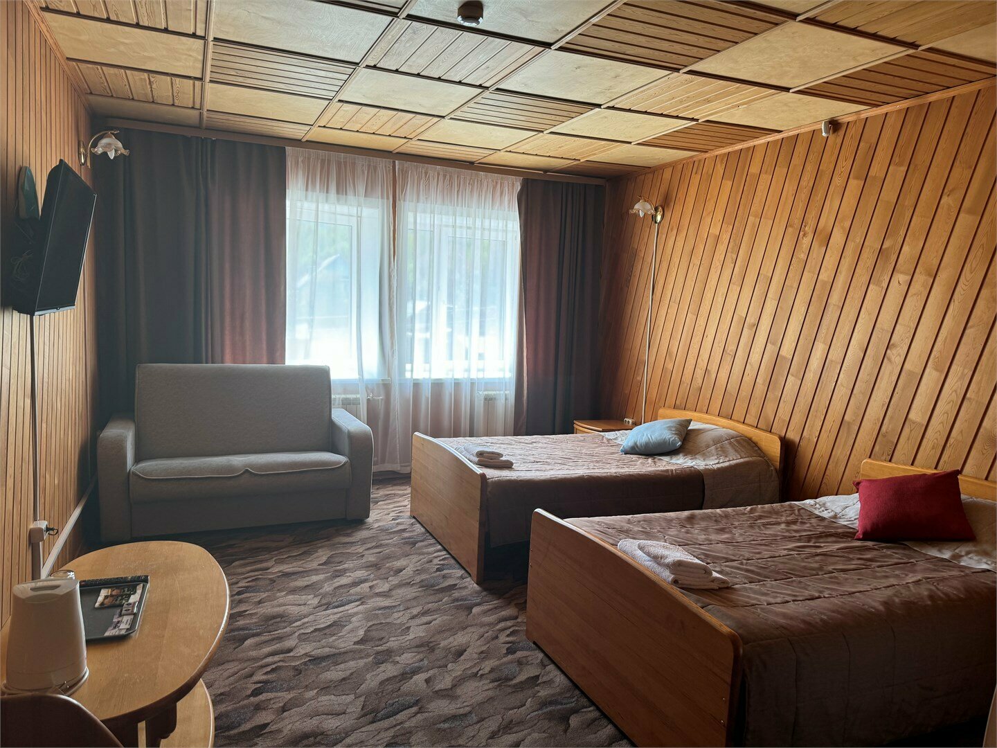 Двухместный номер с двумя раздельными односпальными кроватями и диваном