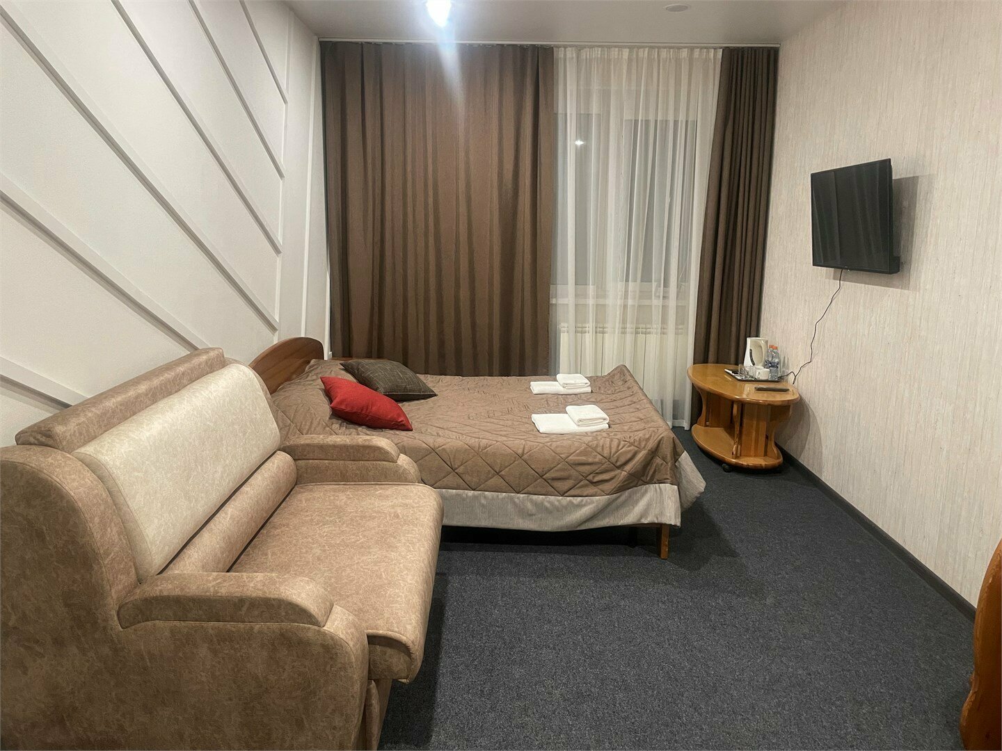 Двухместный номер с одной двуспальной кроватью и диваном