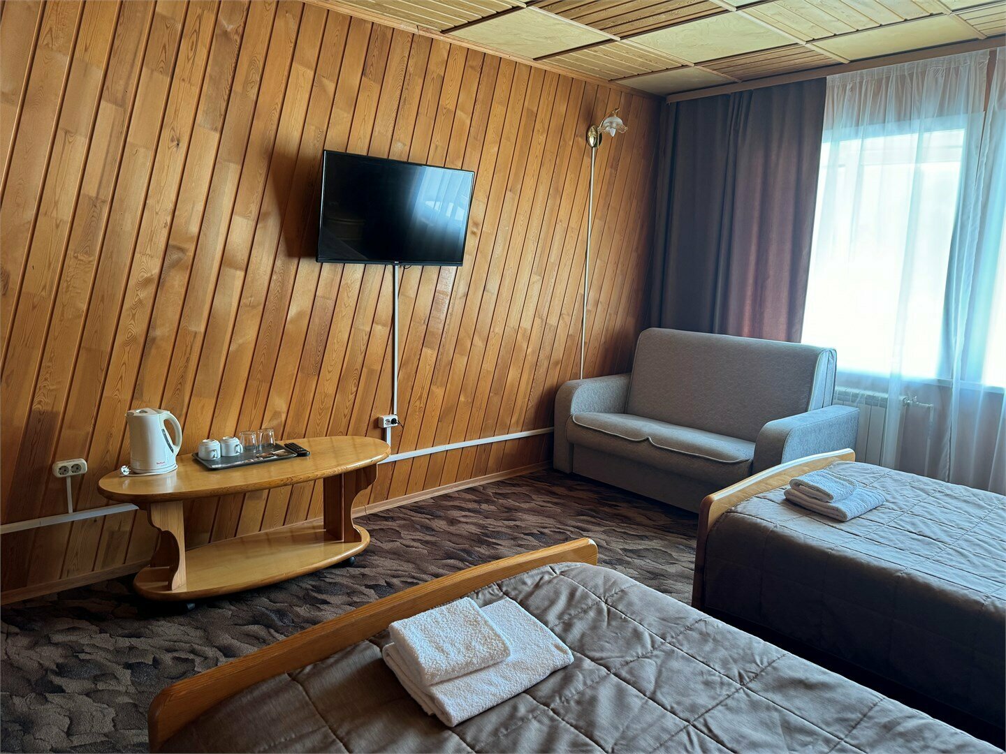 Двухместный номер с двумя раздельными односпальными кроватями и диваном