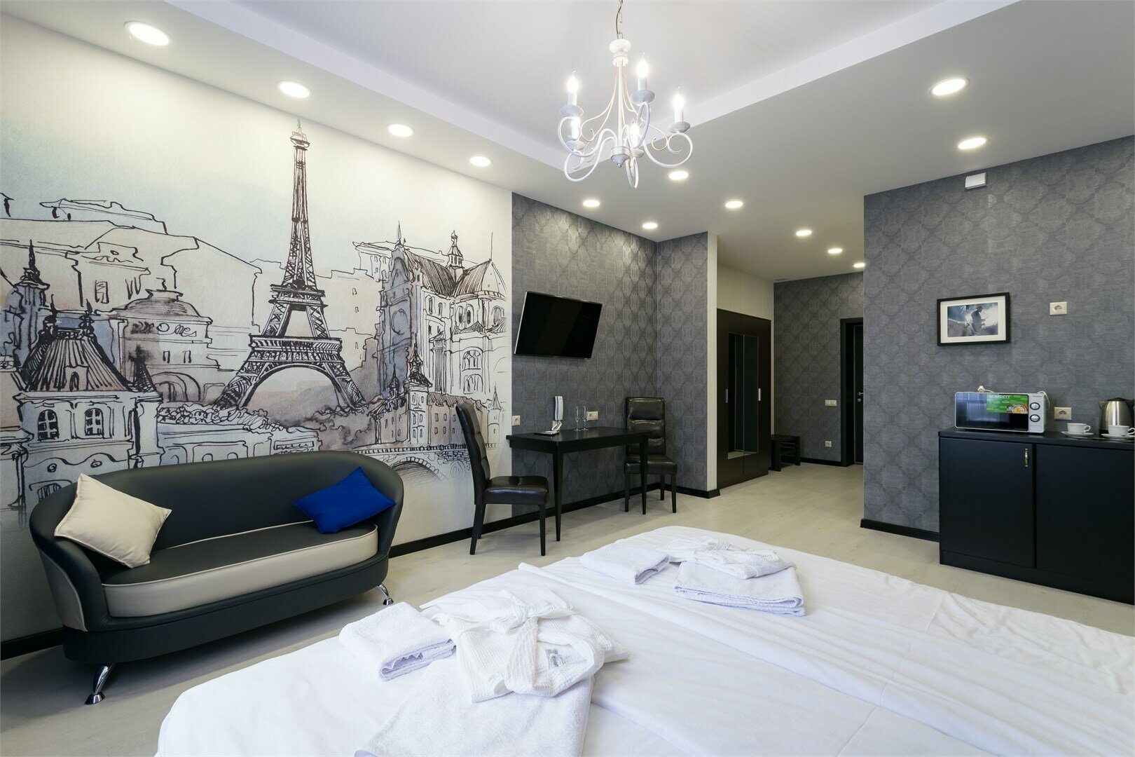 203 - Представительский полулюкс, с 1 кроватью размера "king-size" и электрокамином, бесплатная стоянка