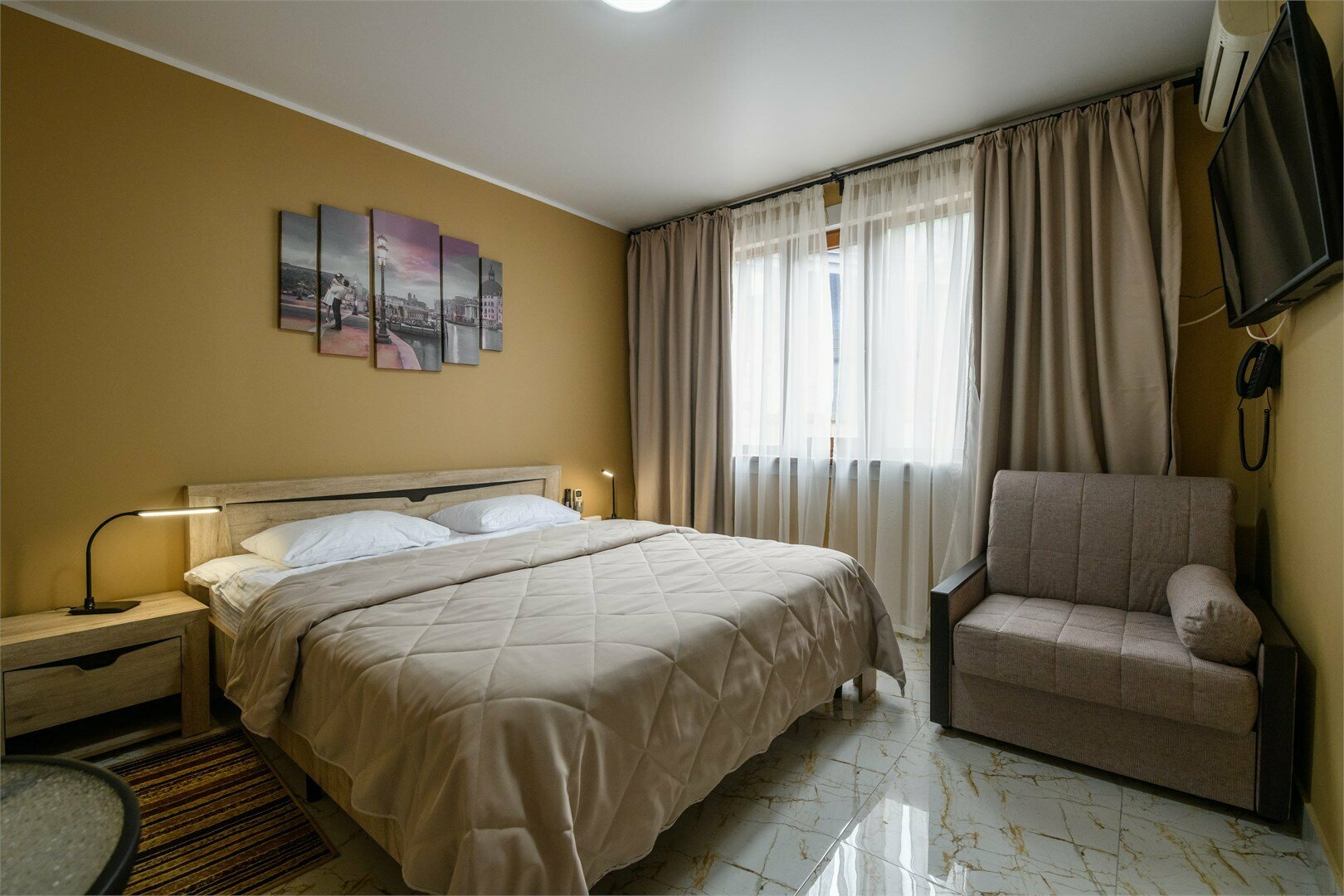 Трехместный номер с окном