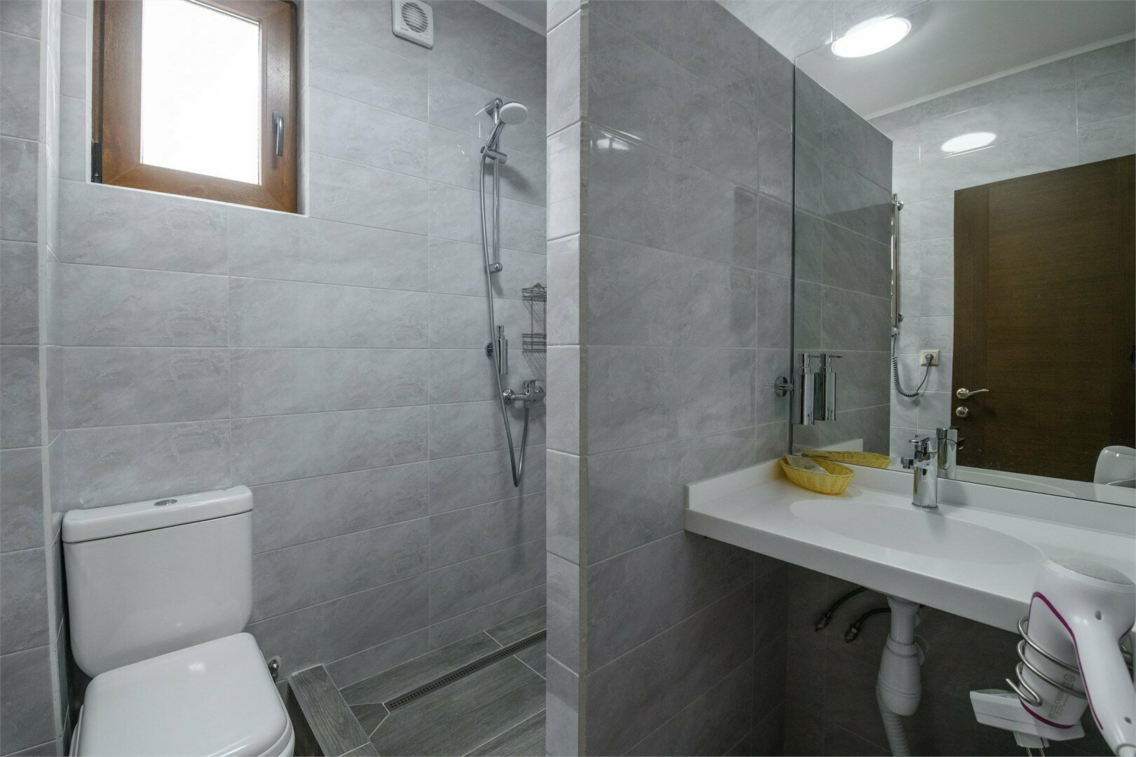 Трехместный номер с окном