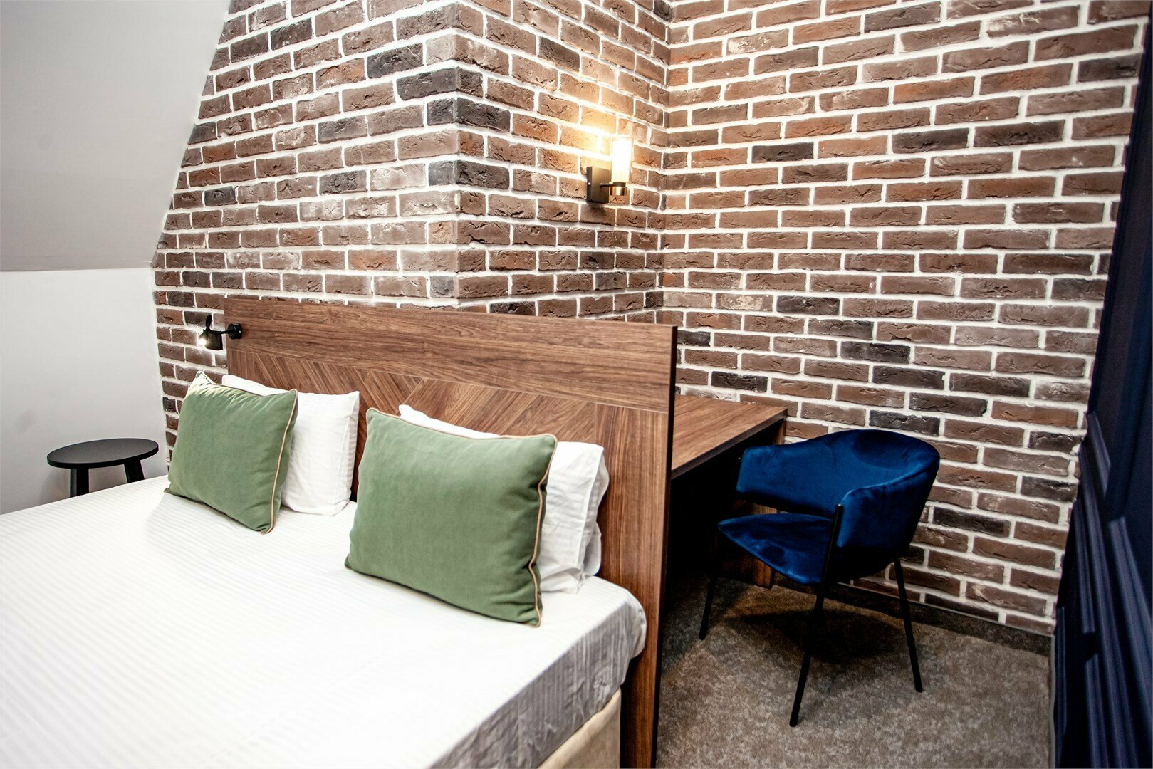 Бизнес с 1 большой кроватью