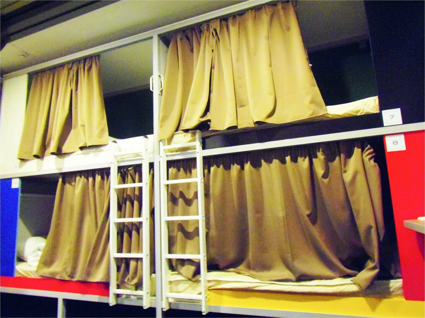 Кровать в общем номере для мужчин и женщин с 10 кроватями