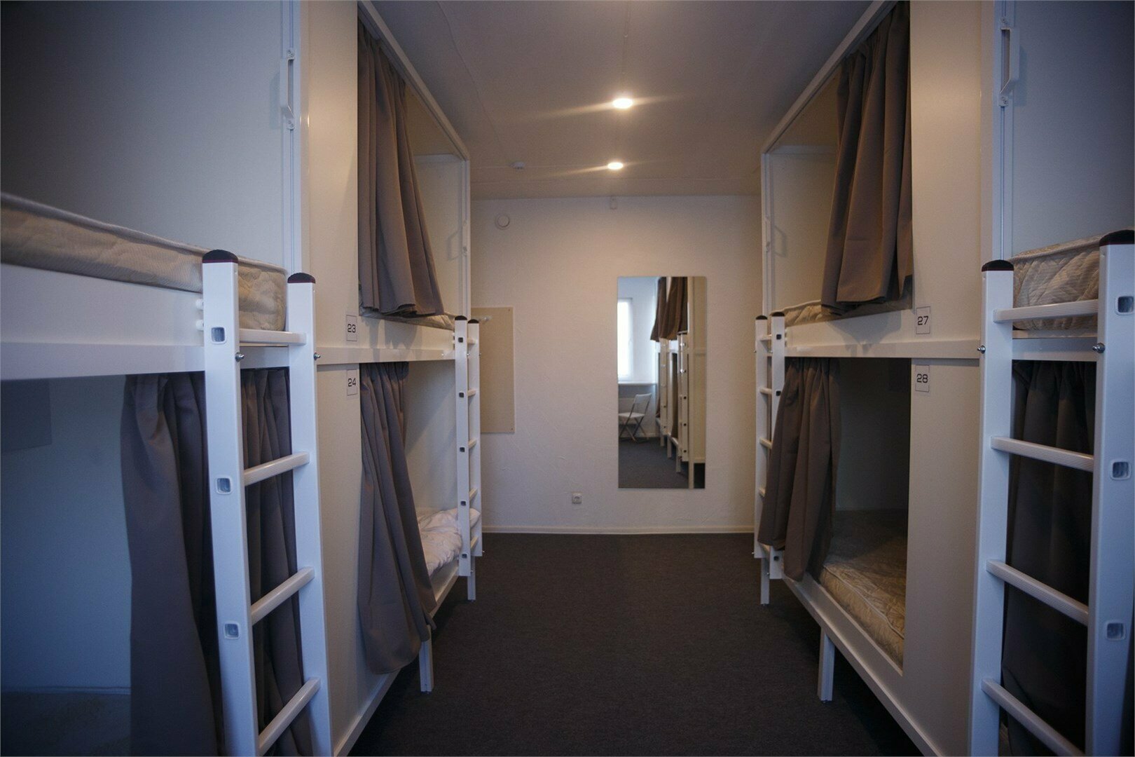 Кровать в общем 8-местном номере для мужчин и женщин