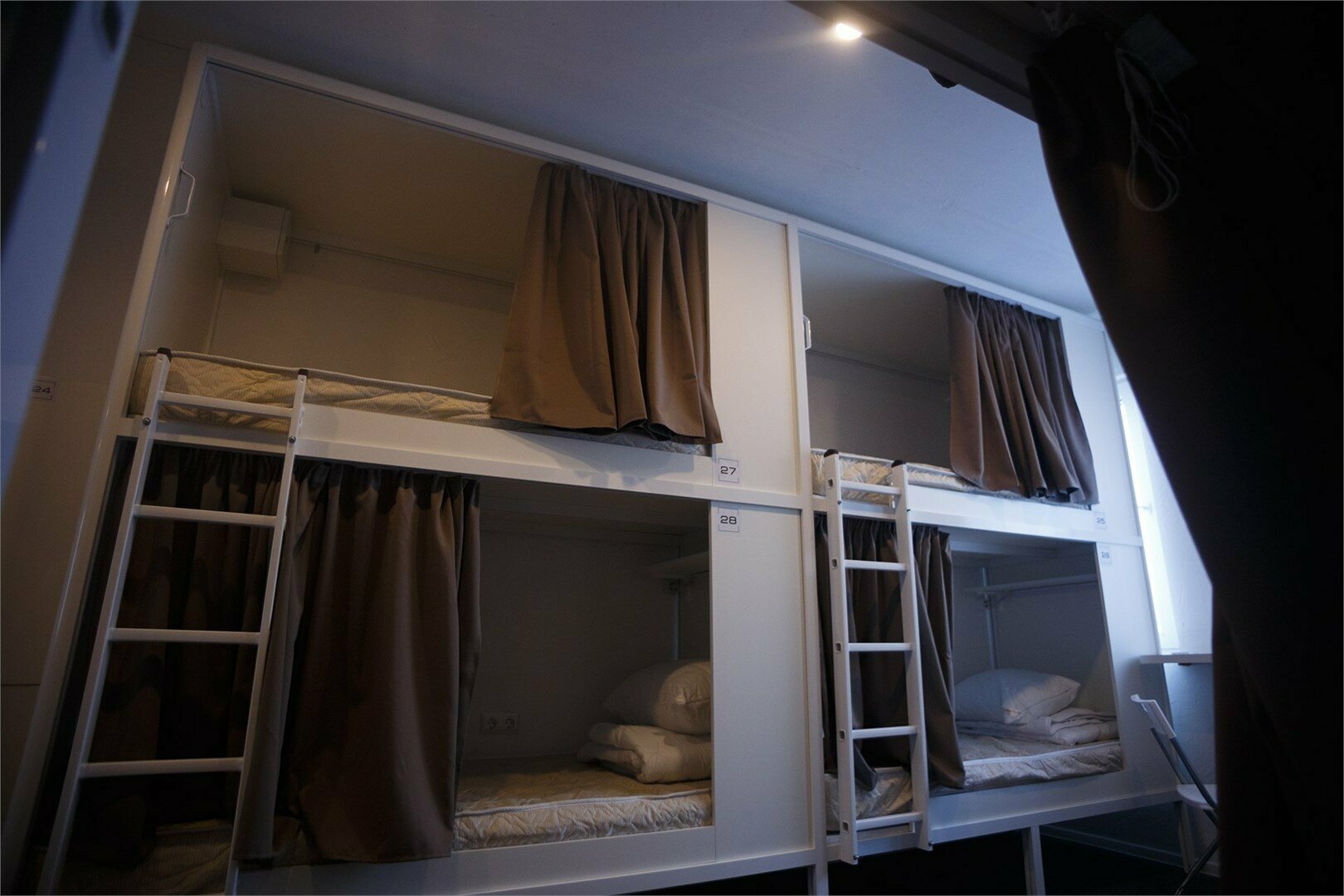 Кровать в общем 8-местном номере для мужчин и женщин