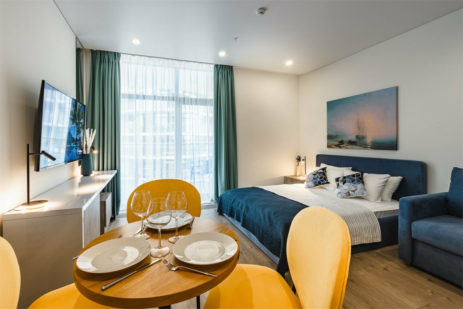 Студия Sunny Day  боковой вид на море