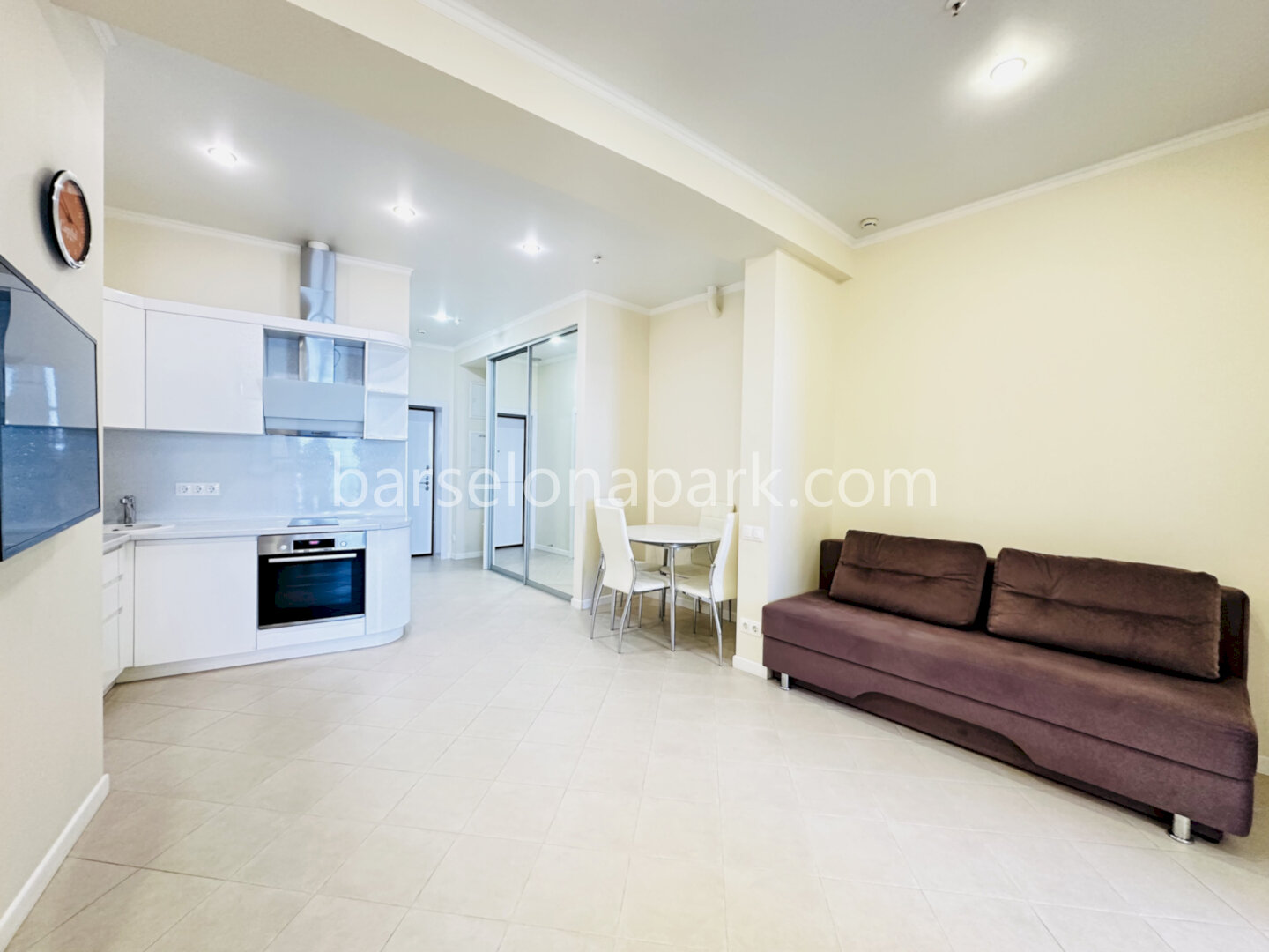 3-комнатный апартамент с балконом! Прямой вид на море! Пляж в 5 минутах!