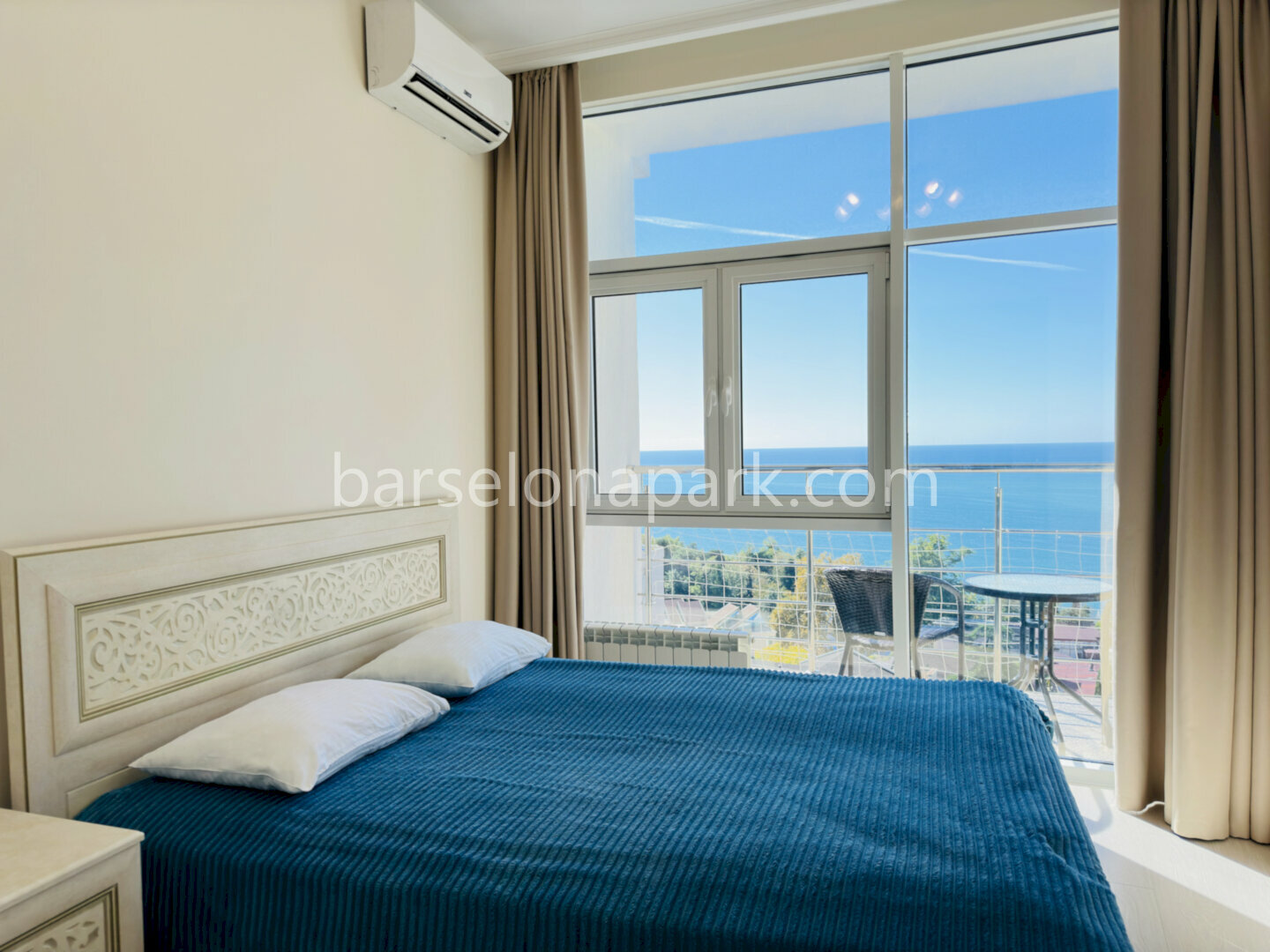 3-комнатный апартамент с балконом! Прямой вид на море! Пляж в 5 минутах!