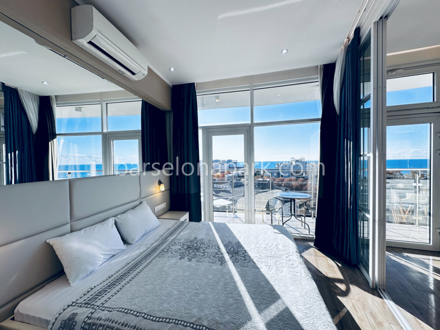 Дизайнерская студия с балконом! Прямой вид на море! До пляжа 5 минут.