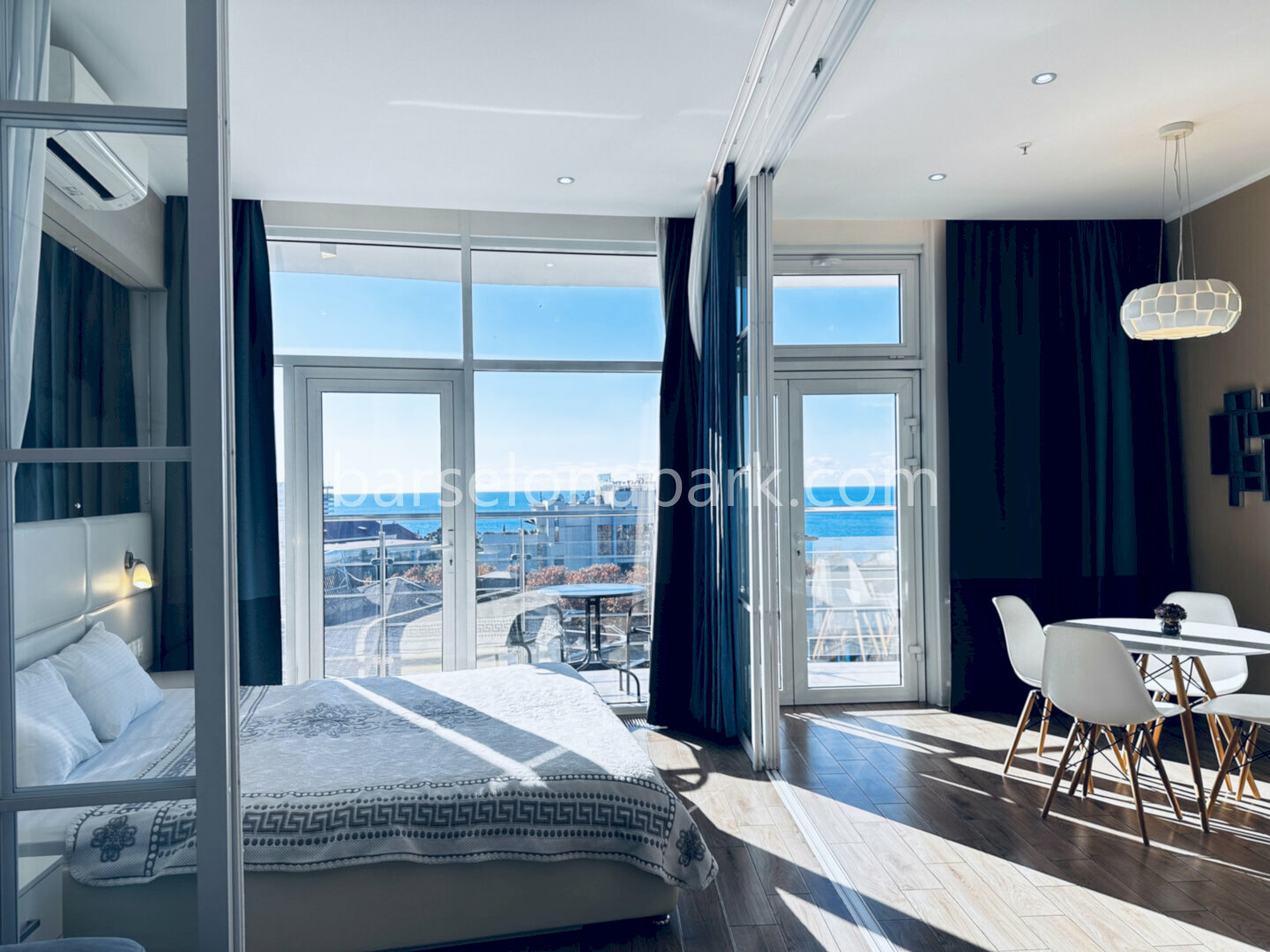 Дизайнерская студия с балконом! Прямой вид на море! До пляжа 5 минут.