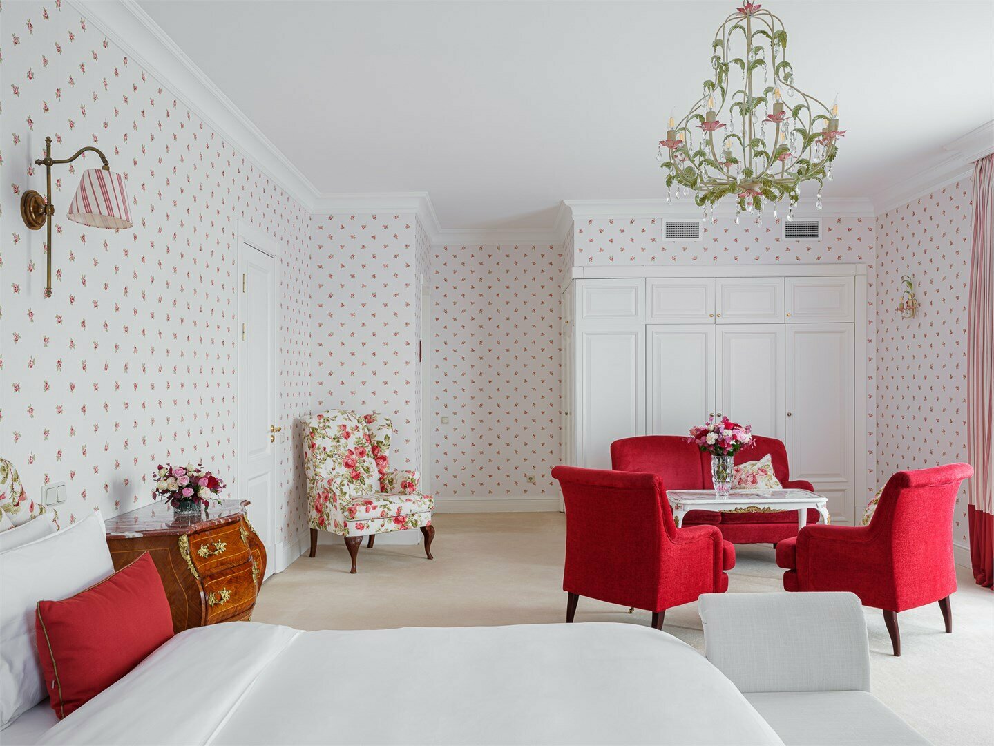 Дачный Джуниор Сюит "Алая Роза"