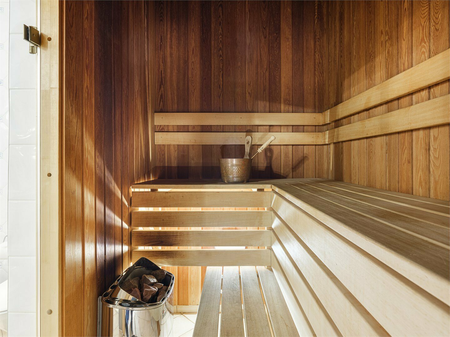 Дачный Джуниор Сюит "Алая Роза"