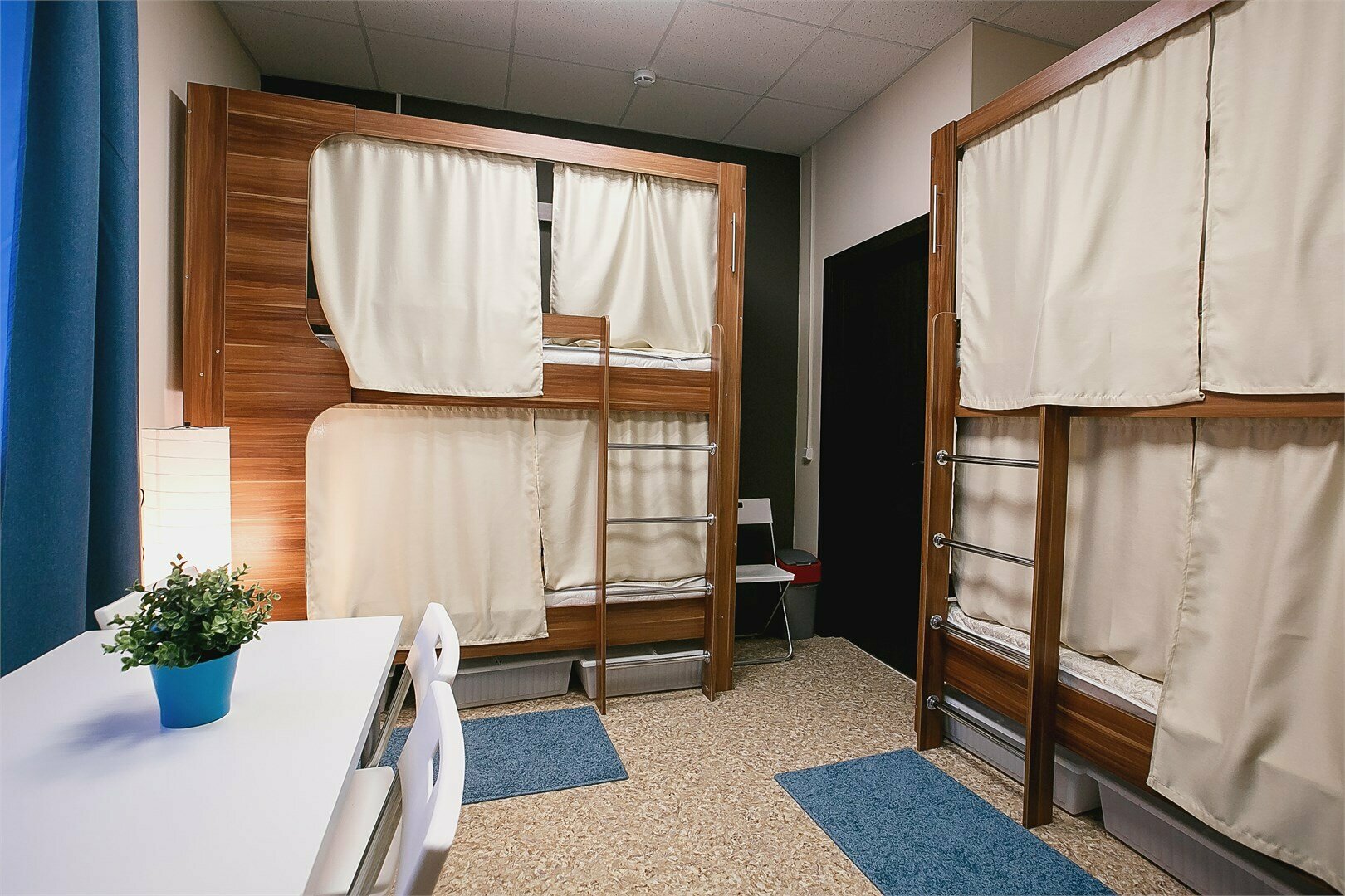 Спальное место на двухъярусной кровати в общем номере для мужчин