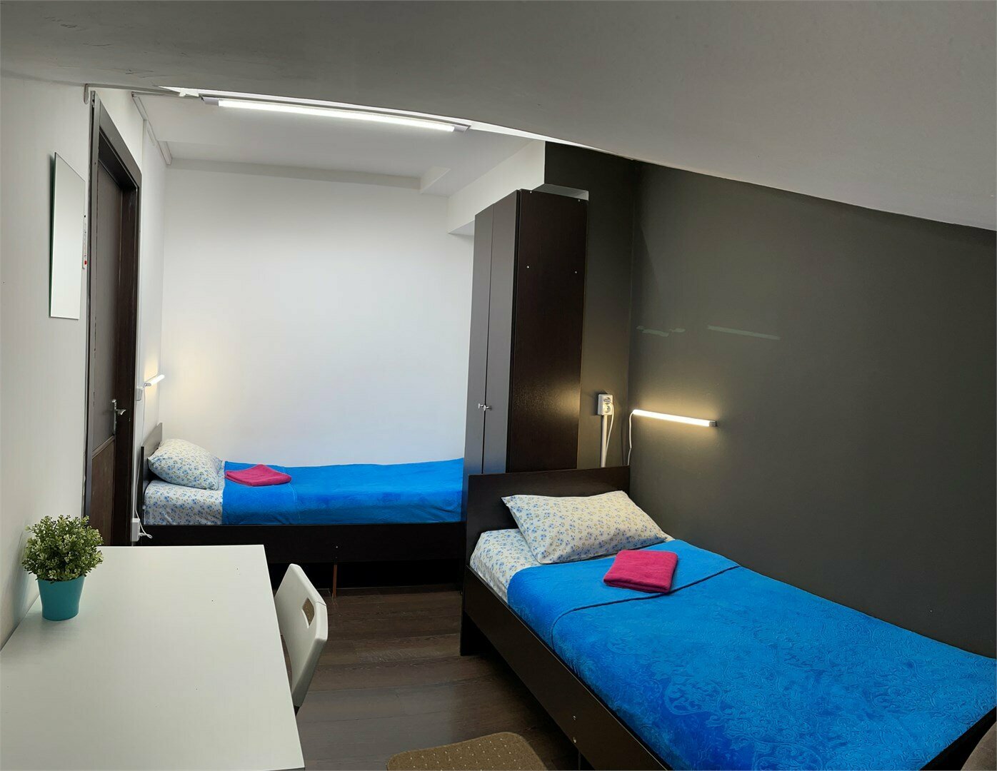 Стандартный двухместный номер с 2 отдельными кроватями и общей ванной комнатой