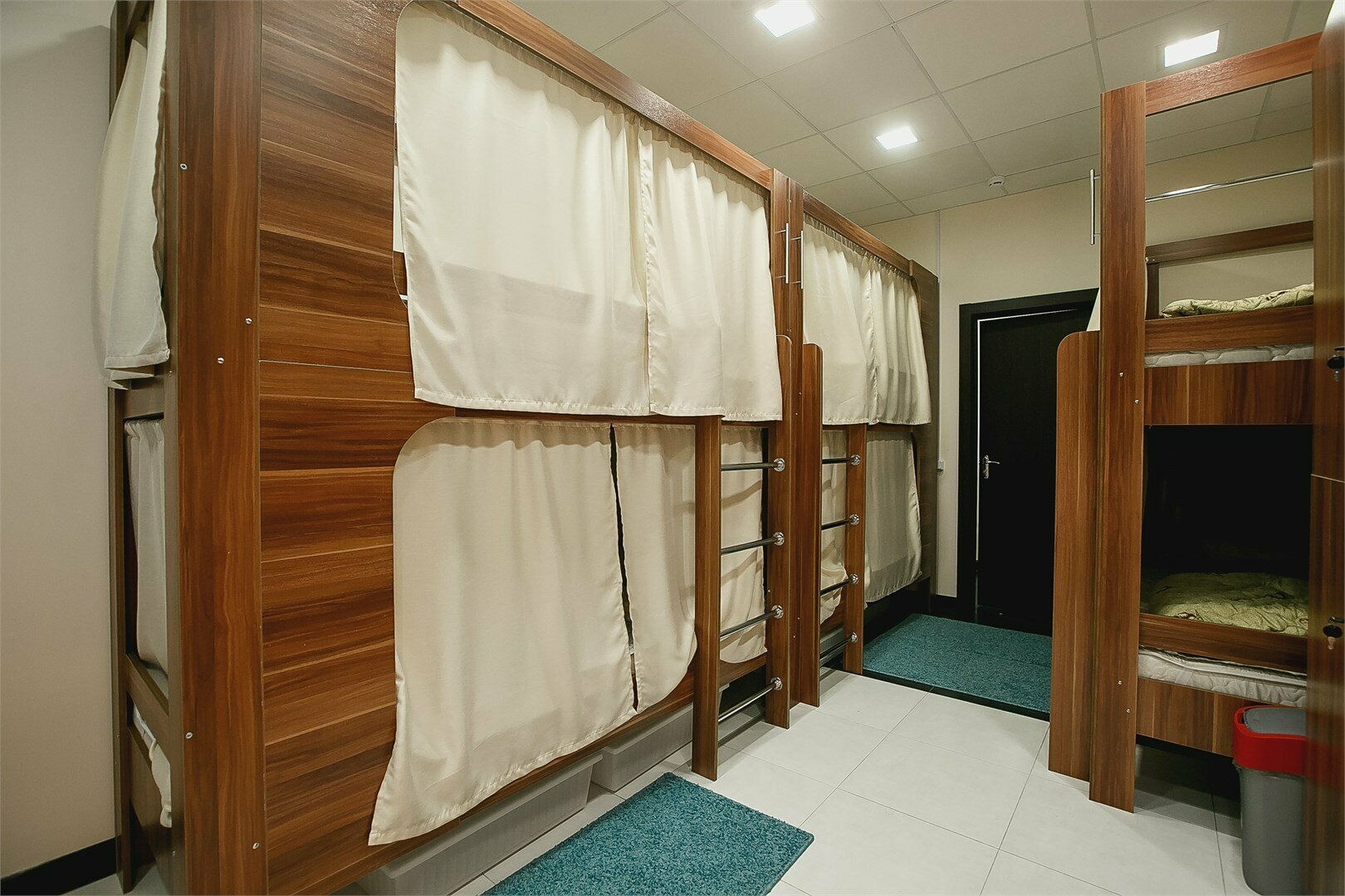 Спальное место на двухъярусной кровати в общем номере для мужчин