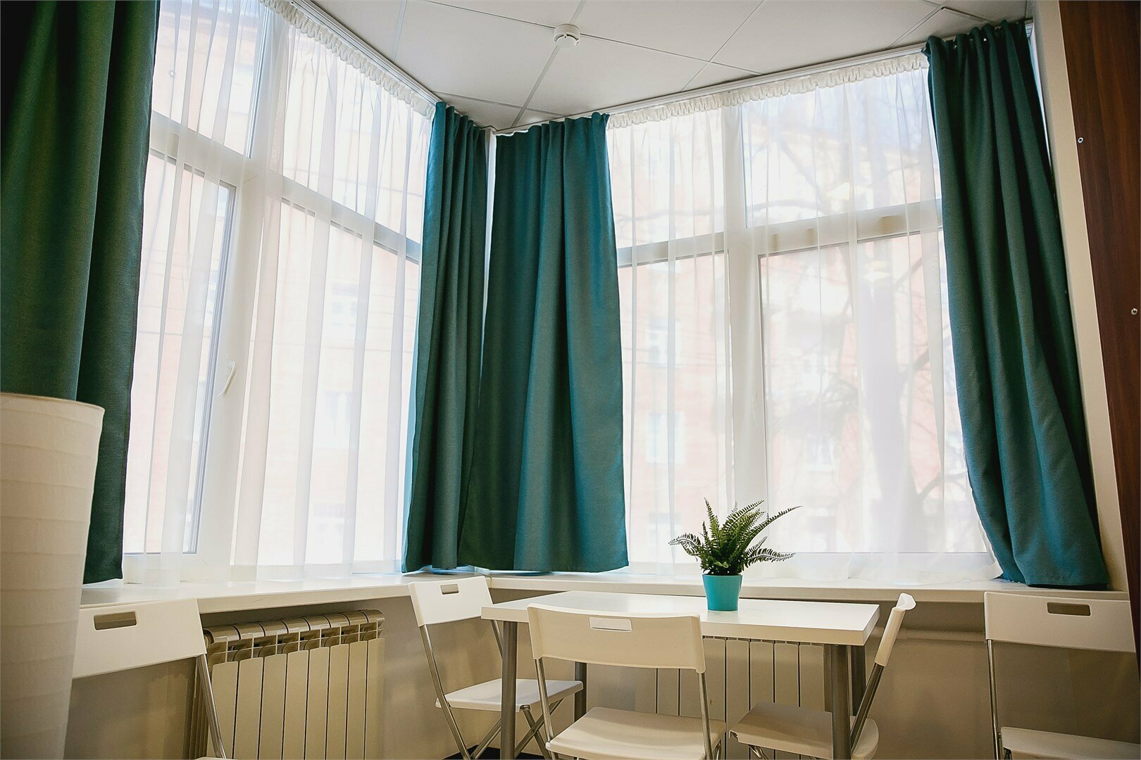 Спальное место на двухъярусной кровати в общем номере для женщин