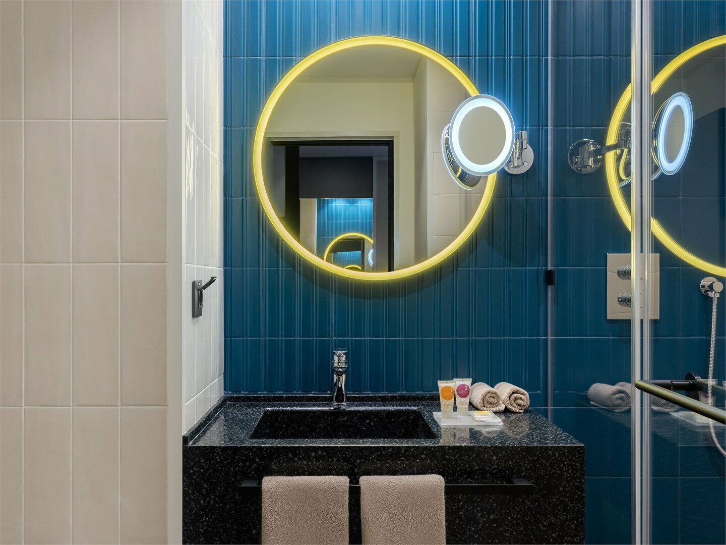 Номер стандарт с 2 односпальными кроватями на высоком этаже