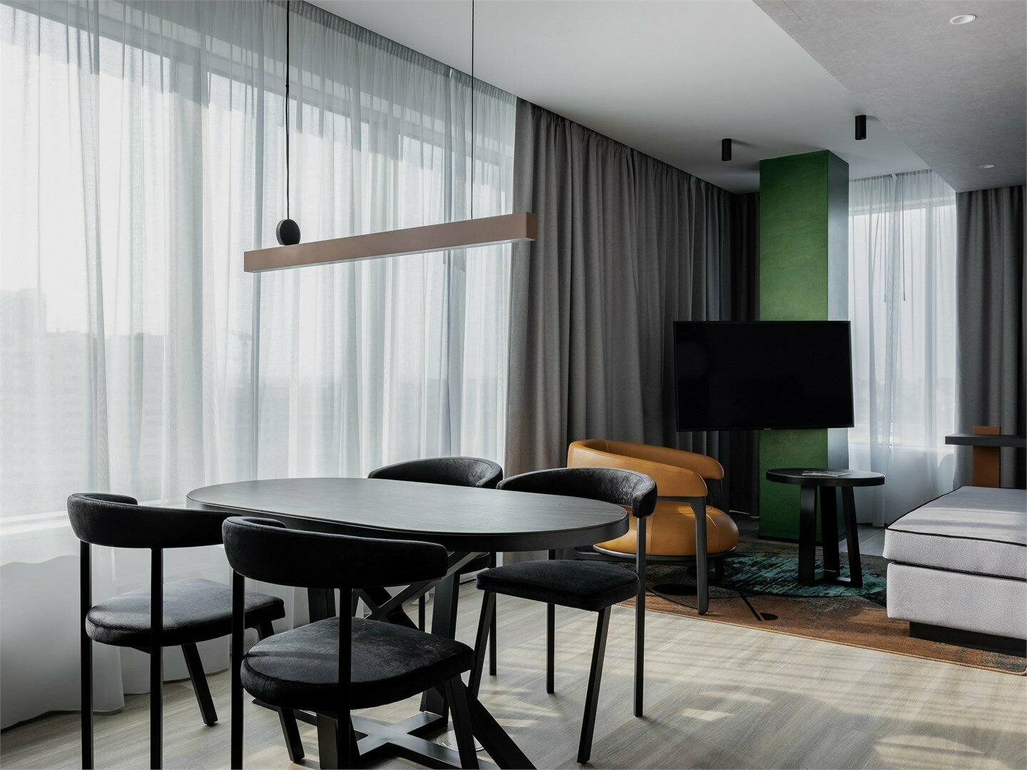 Номер полулюкс с 1 двуспальной кроватью и диваном