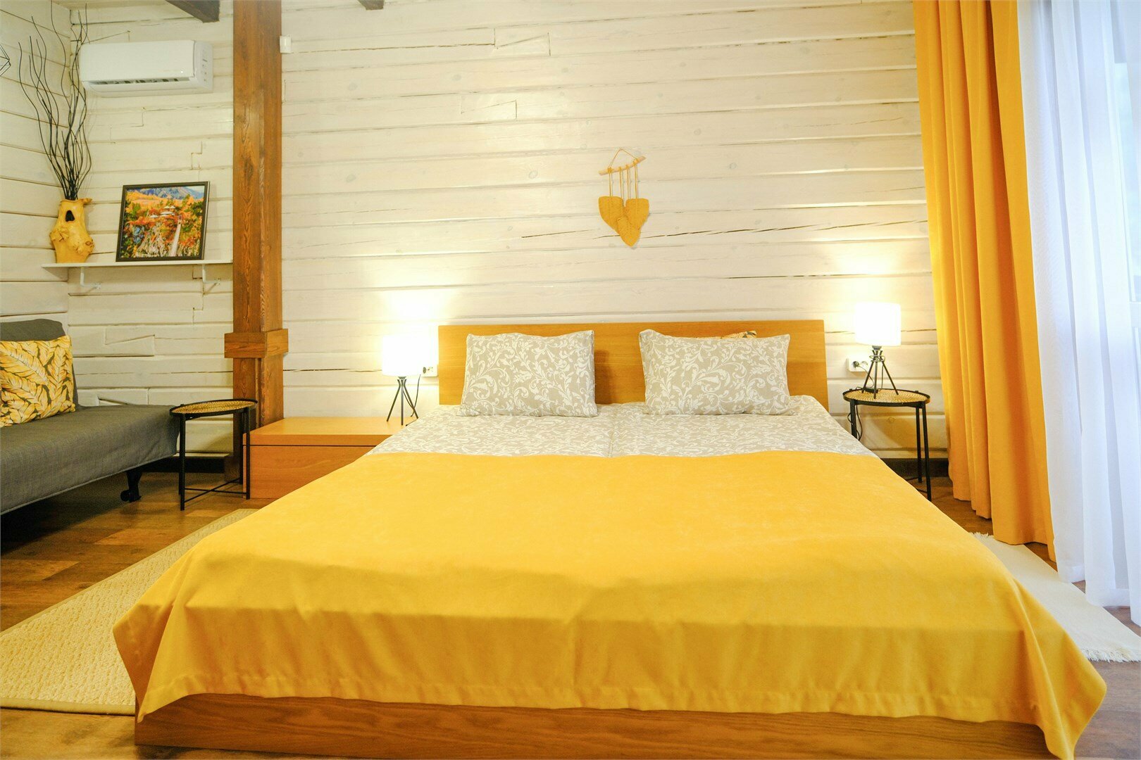 Номер-студия с кроватью размера "king-size" и диван-кроватью