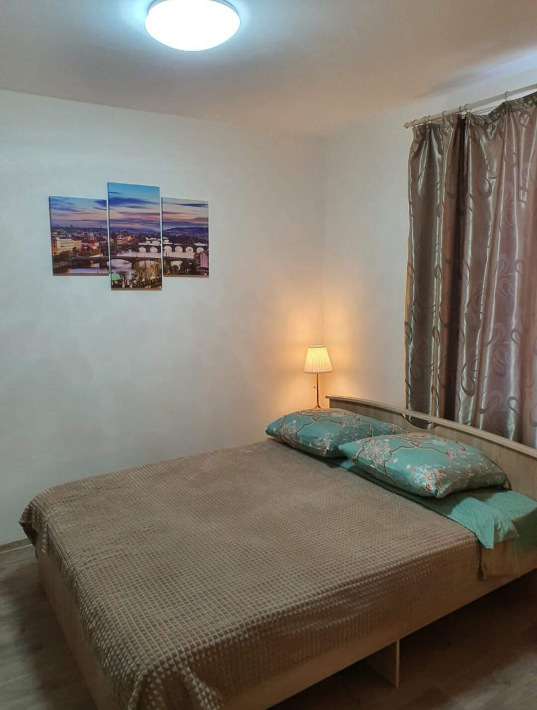 Четырёхместный эконом-комфорт с кондиционером, общей мини-кухней и санузлом на три номера